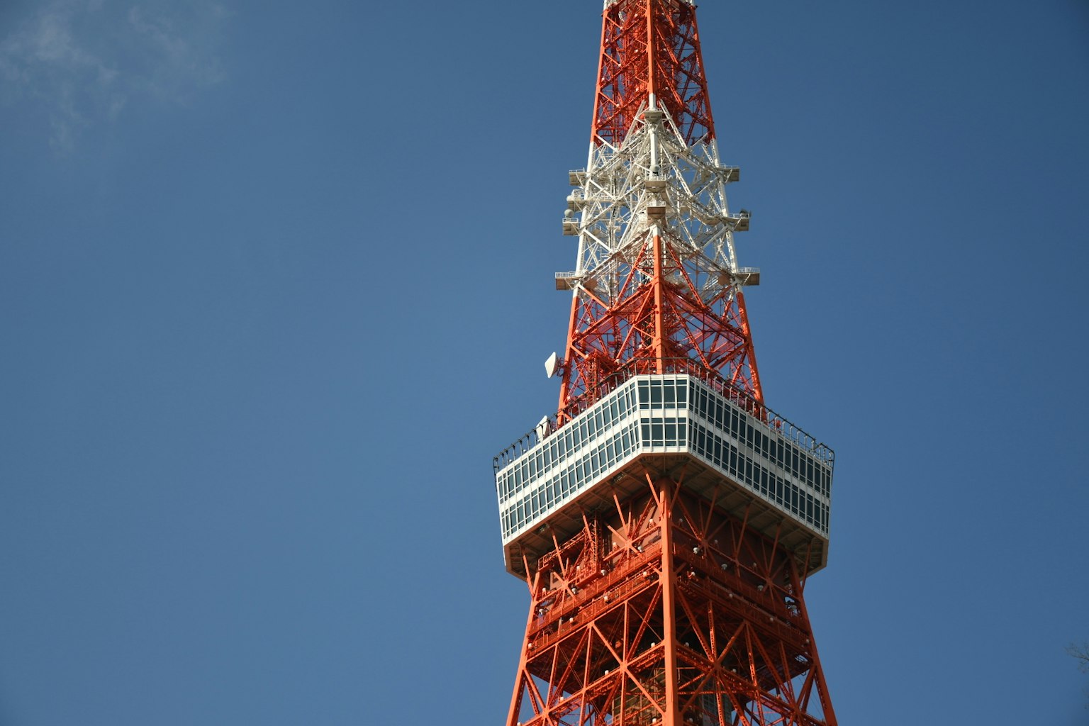 東京塔上部映襯在藍天背景下
