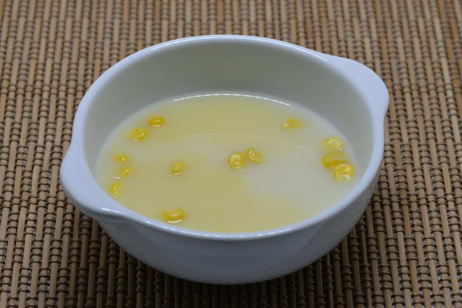 Sup jagung disajikan dalam mangkuk putih