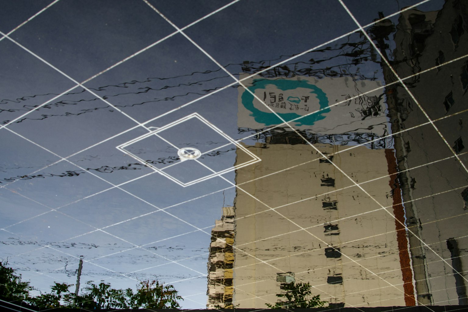 Riflessione di un edificio e soffitto a griglia