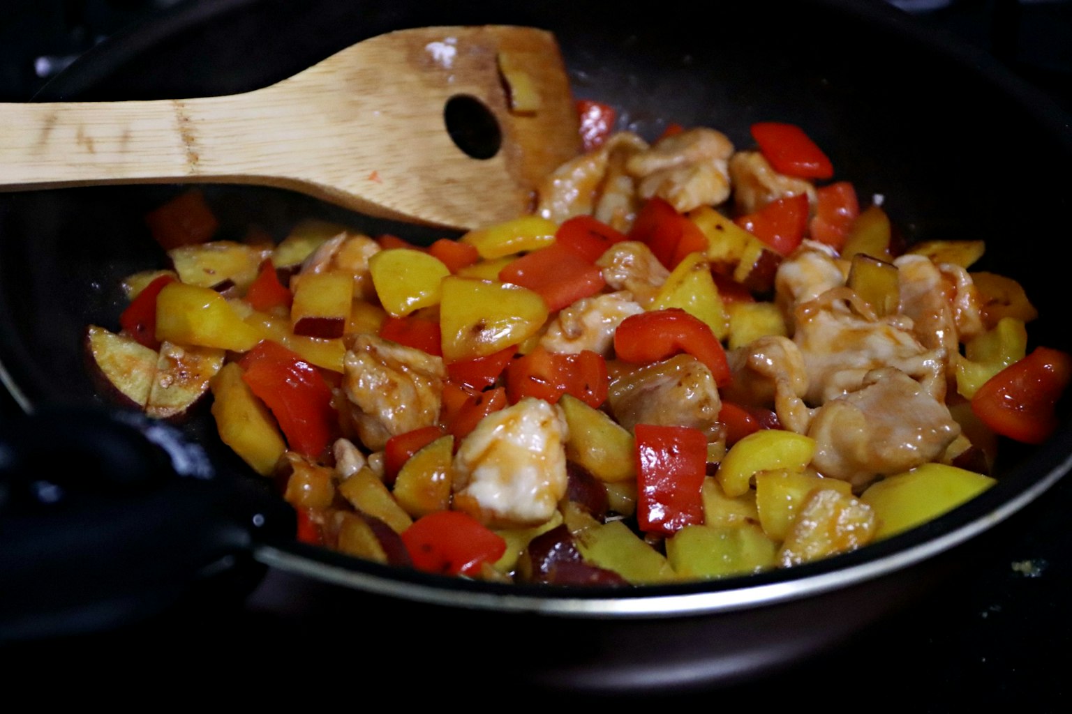 炒鸡肉与五彩蔬菜在锅中
