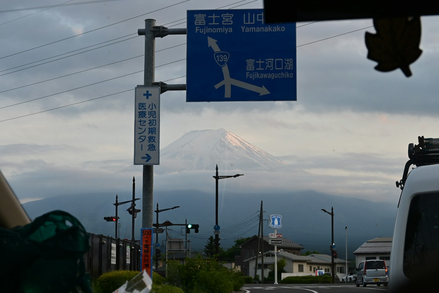 遠處的富士山與交通標誌的景觀