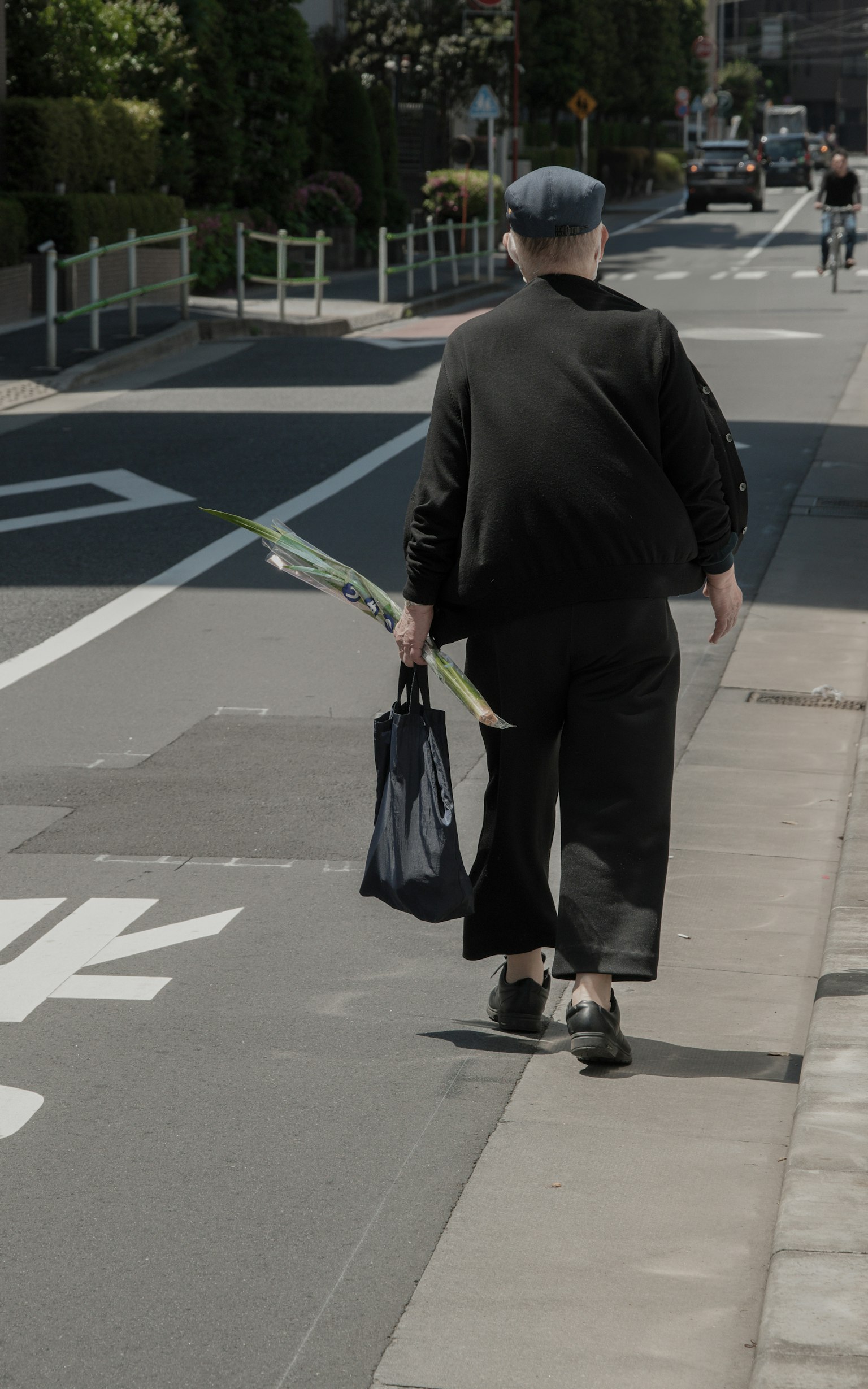 Un uomo che cammina con un ombrello in una strada della città