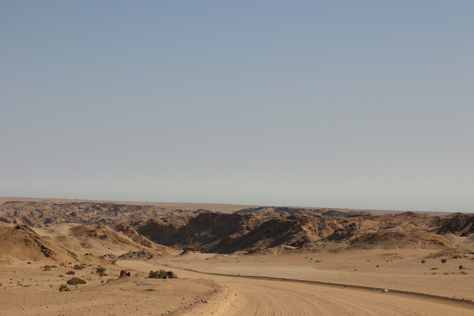 Ampio paesaggio desertico con sfondo di cielo blu