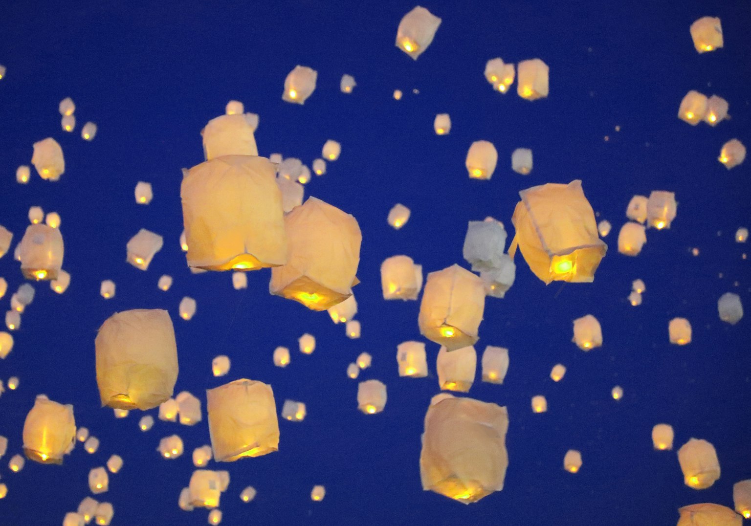 Lanternes colorées flottant sur un fond bleu