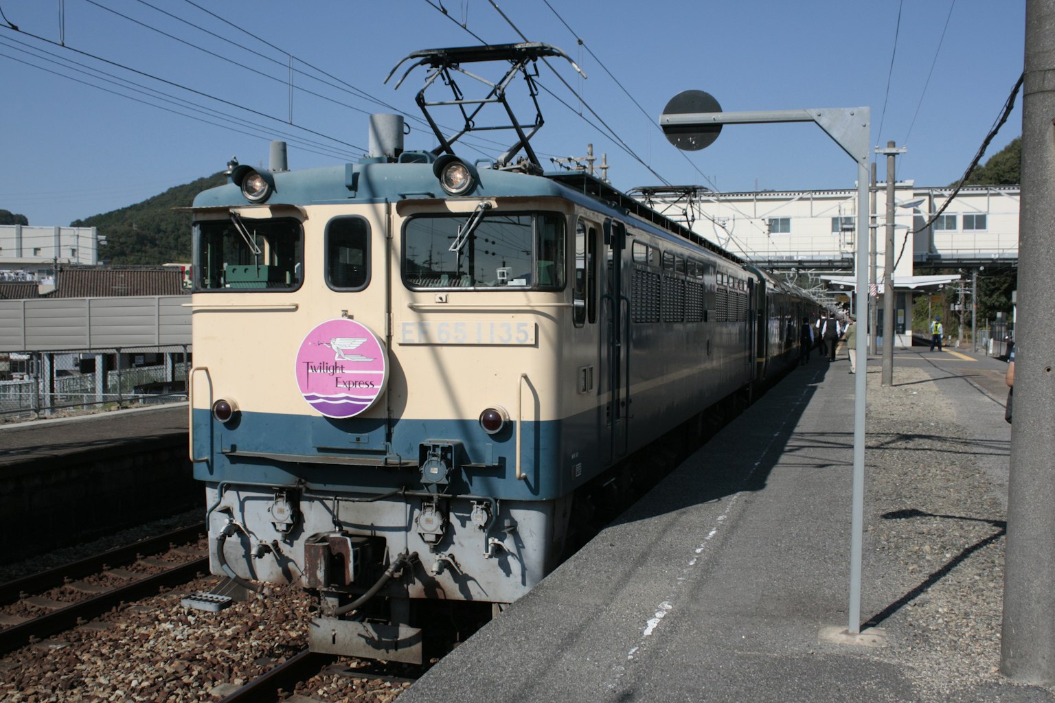 藍色和奶油色火車停在車站