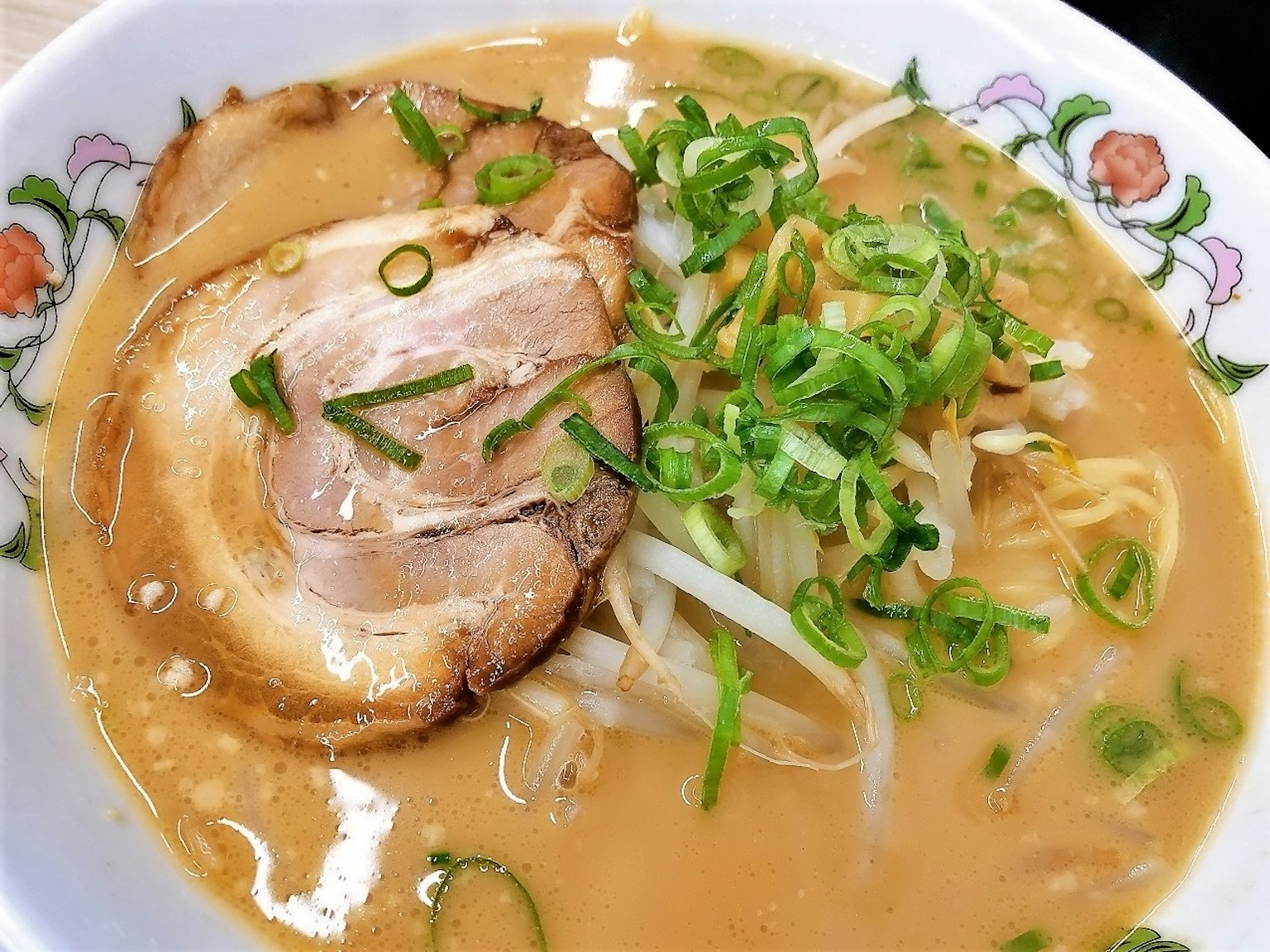 Bát ramen miso với chashu heo và hành xanh