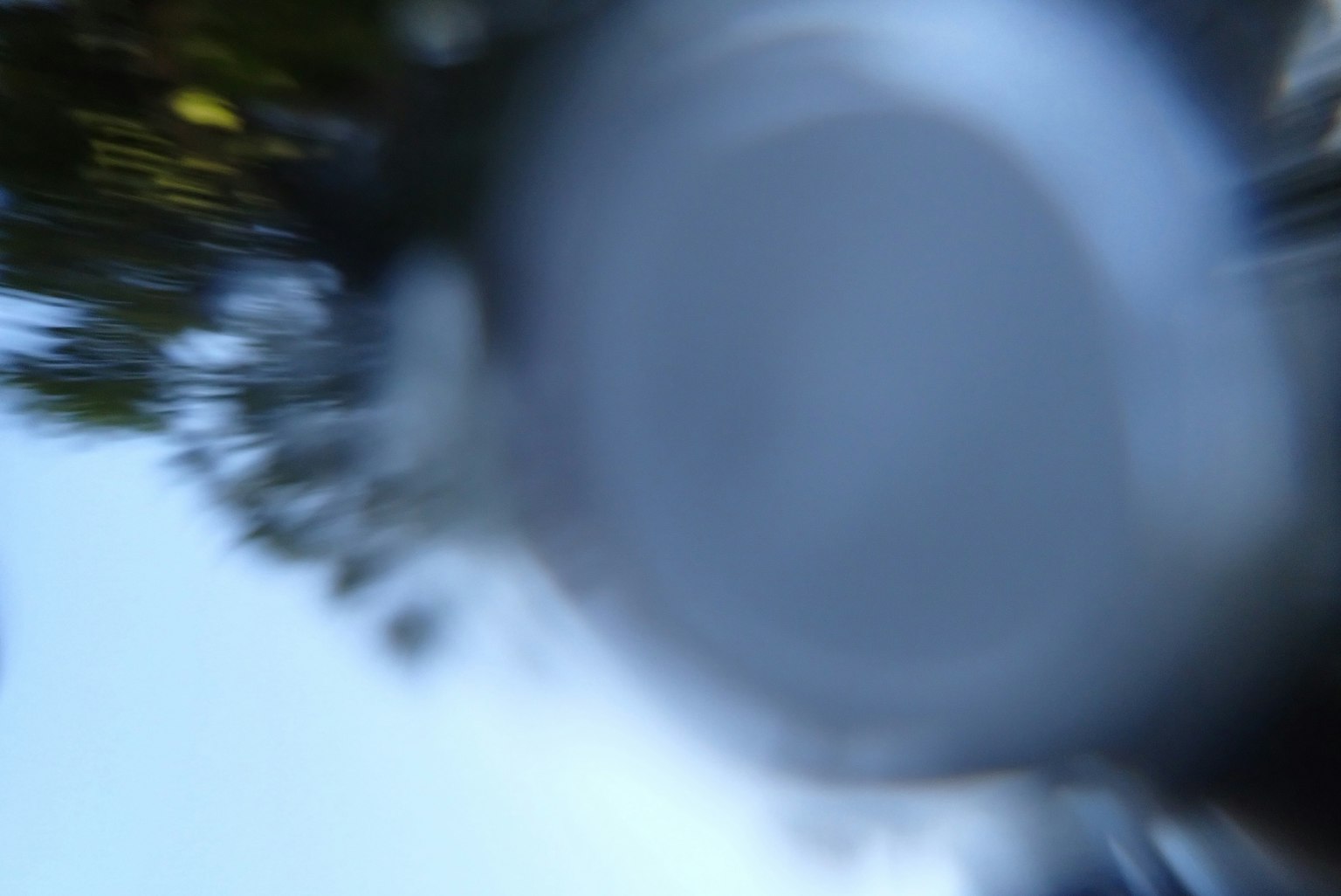 Verschwommener Hintergrund mit einem runden Objekt im Vordergrund