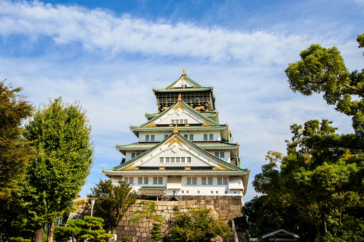 Lâu đài Osaka với vẻ ngoài đẹp và bầu trời xanh