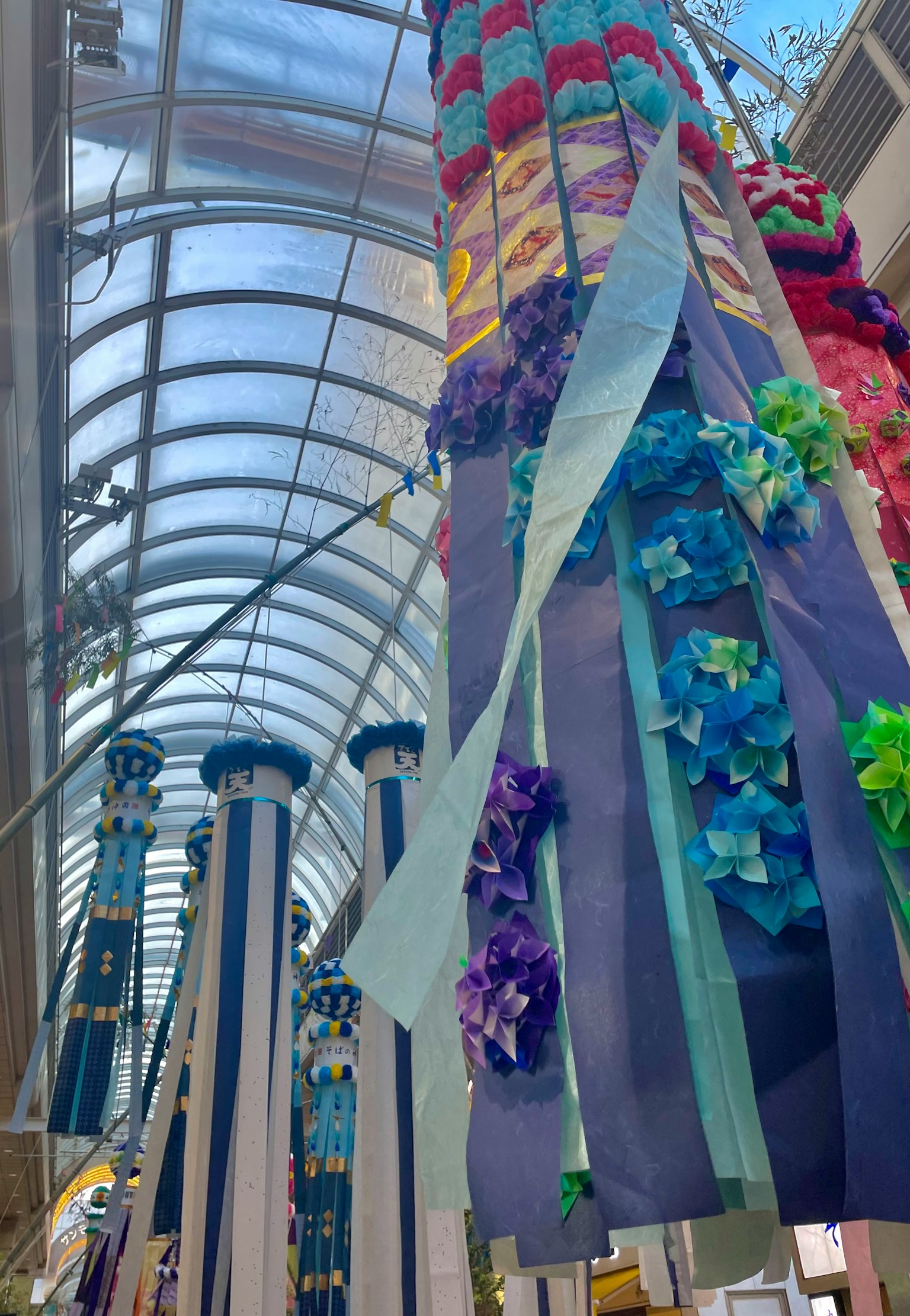 Scène intérieure avec de grandes colonnes ornées de rubans colorés et de fleurs