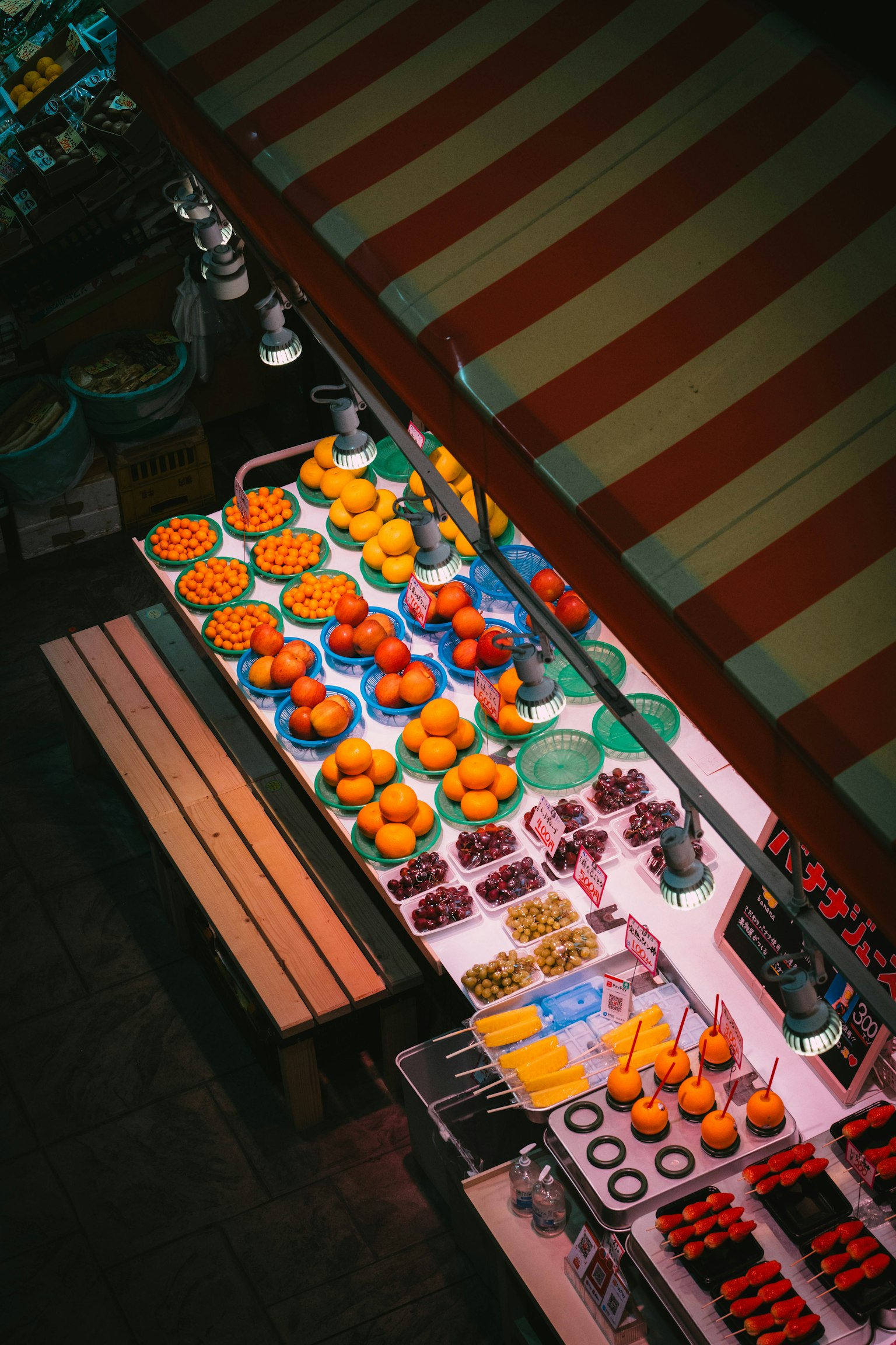 Exhibición colorida de frutas en un puesto de mercado