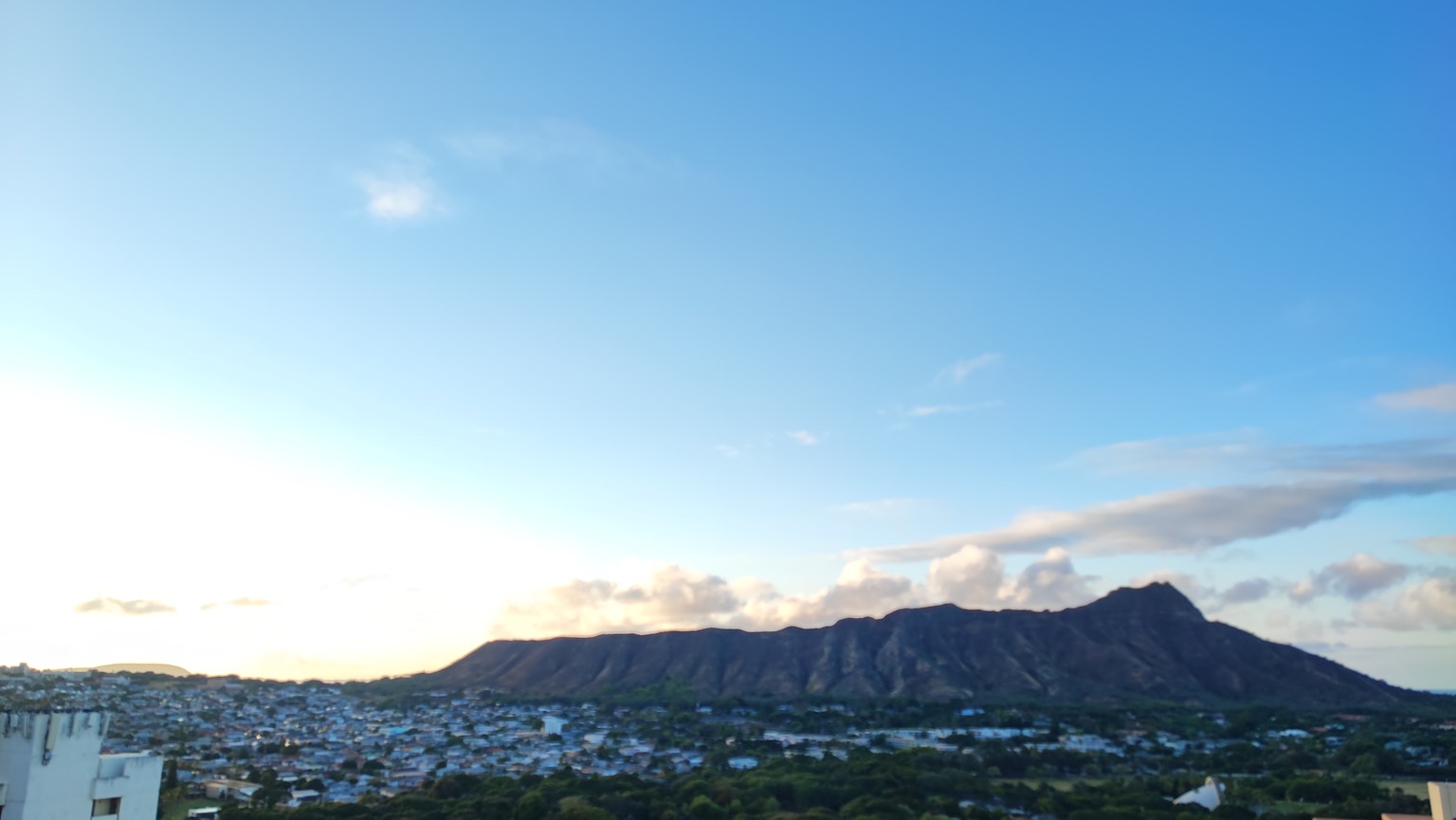 Vista panoramica di Diamond Head con cielo azzurro