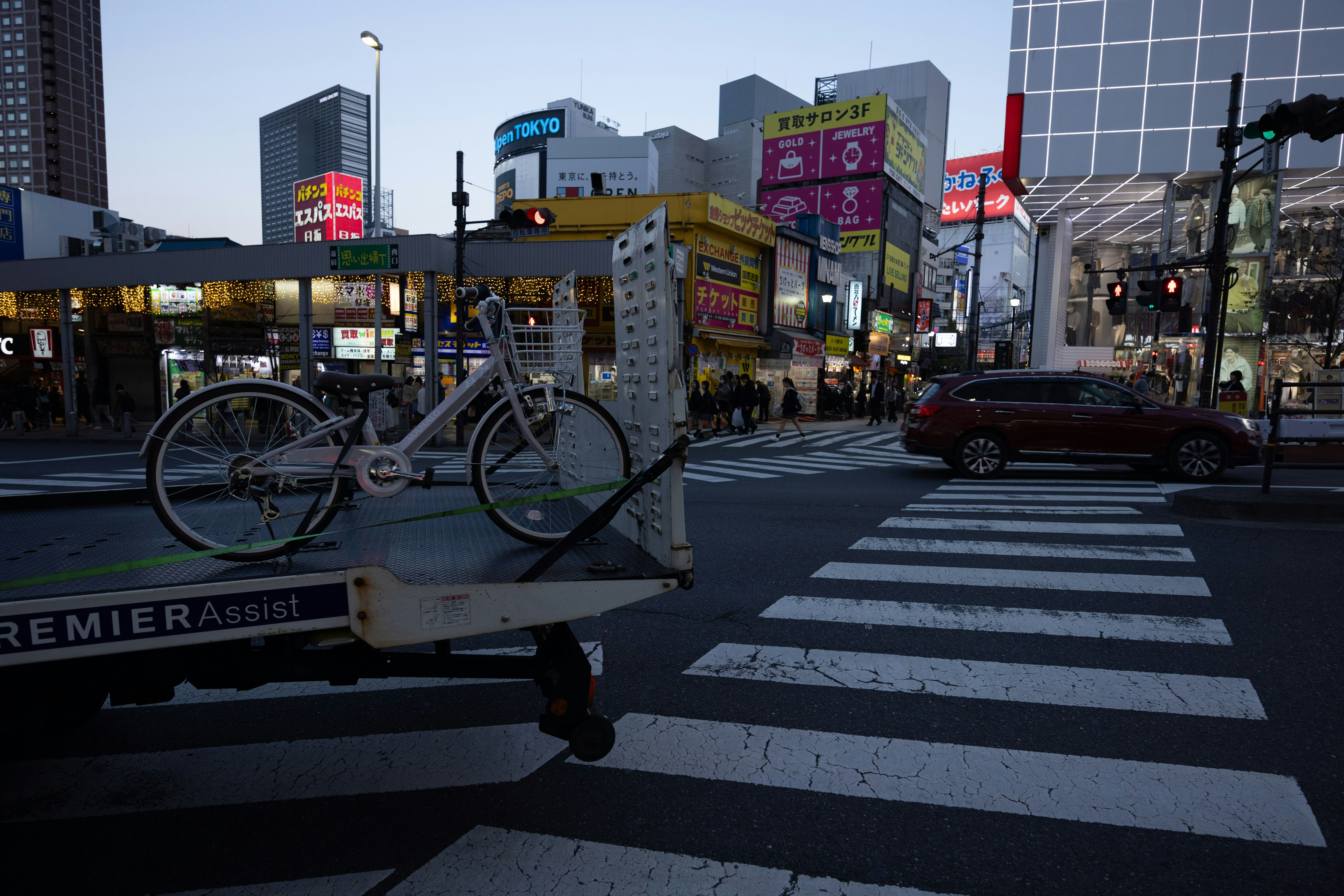 交差点で自転車と車が並ぶ都市の街並み