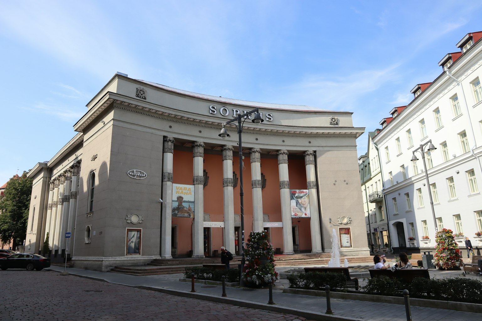 Das Gebäude hat eine große geschwungene Fassade mit markanten Säulen