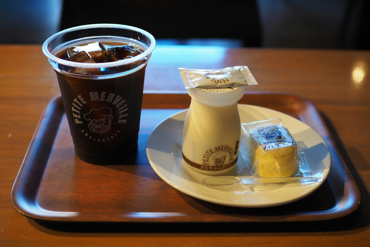 Vassoio con caffè freddo e dessert