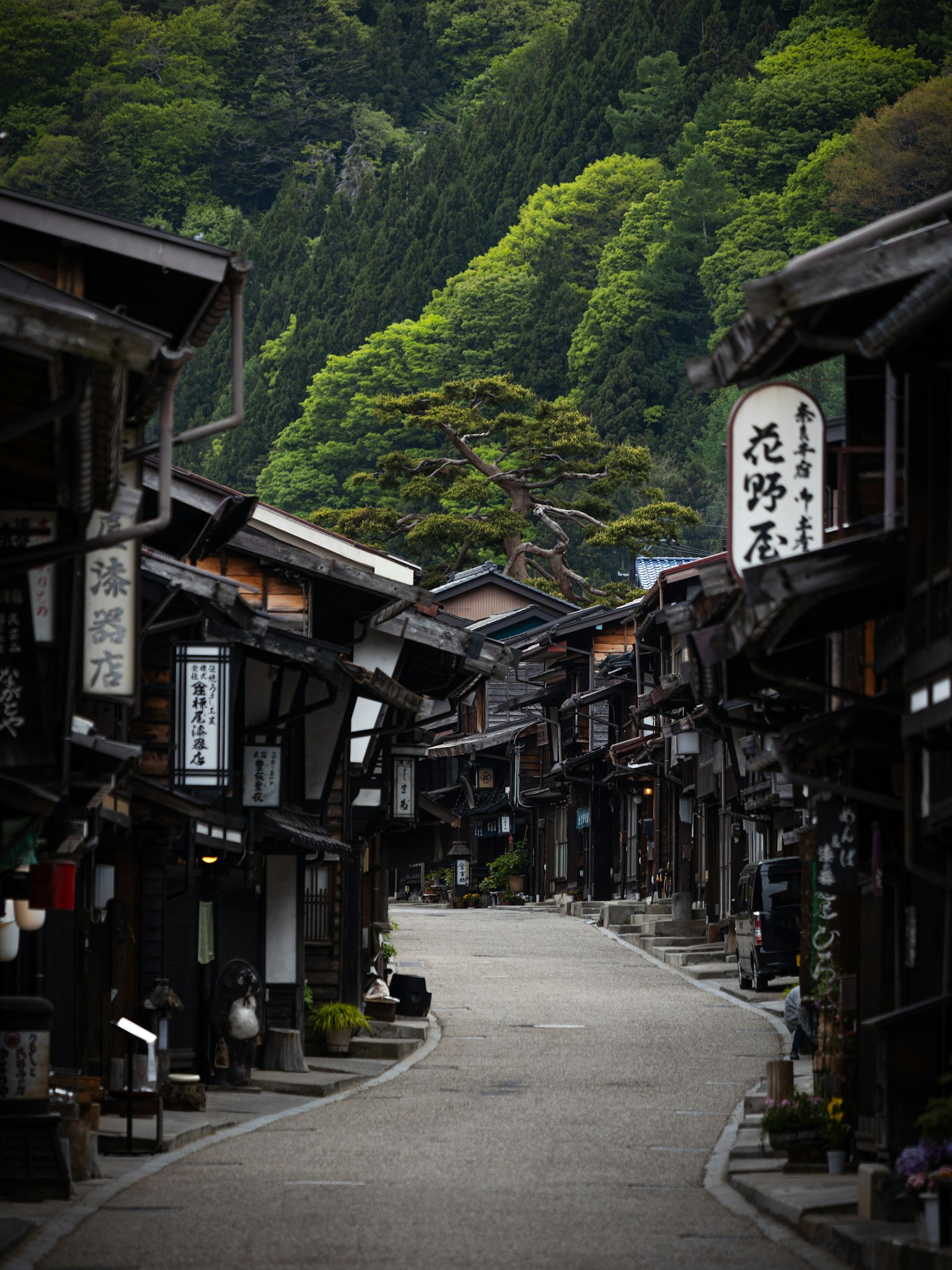 Đường làng núi yên tĩnh với các tòa nhà gỗ truyền thống