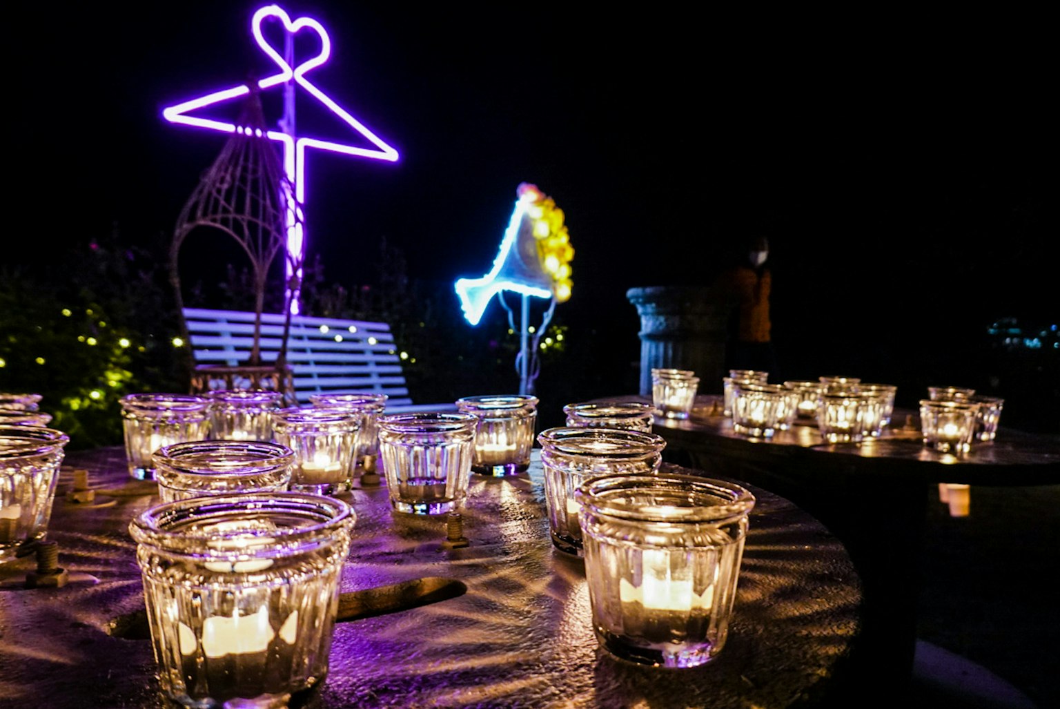 Nến và trang trí neon trong vườn ban đêm