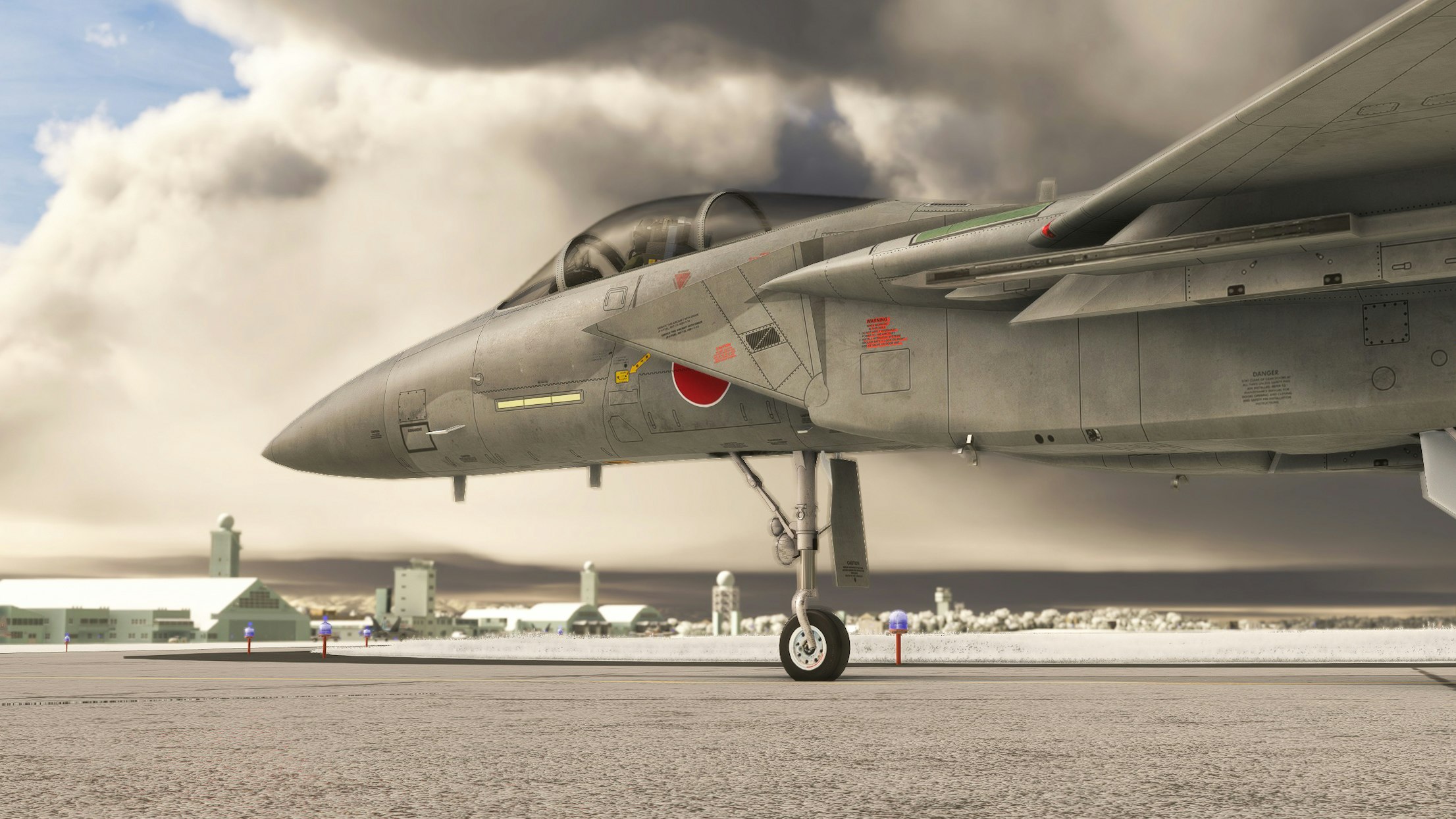 滑走路上の戦闘機の機体アップ