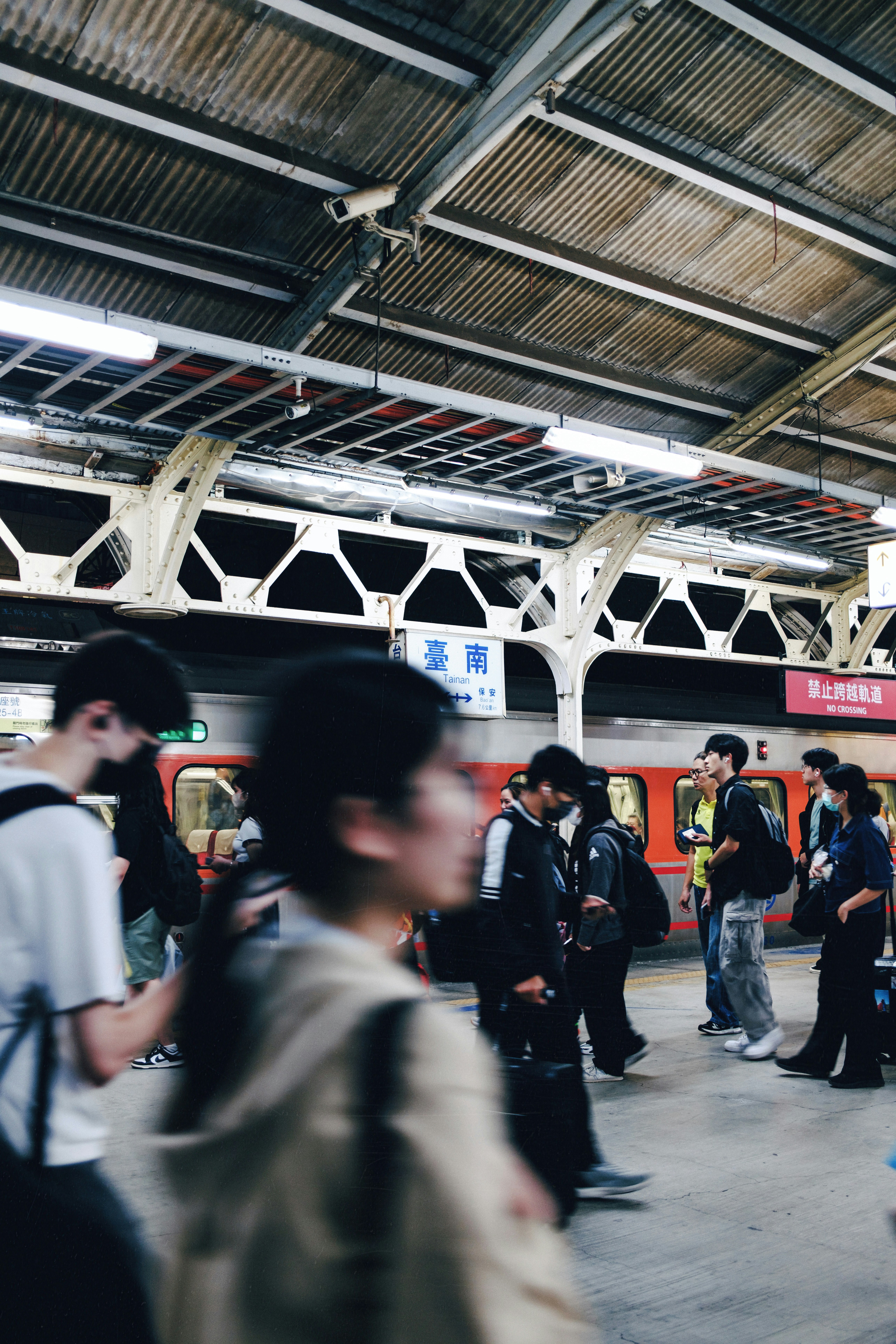駅のホームで人々が行き交う列車の待合風景