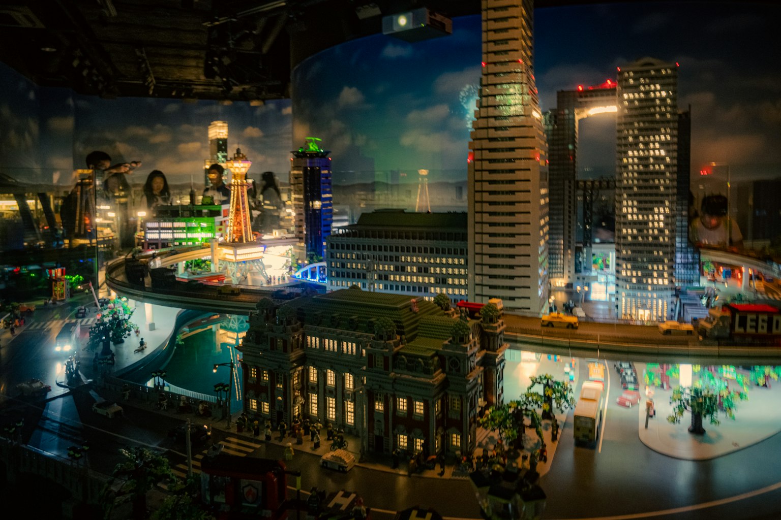 夜間照明的迷你城市模型，包含多個建築