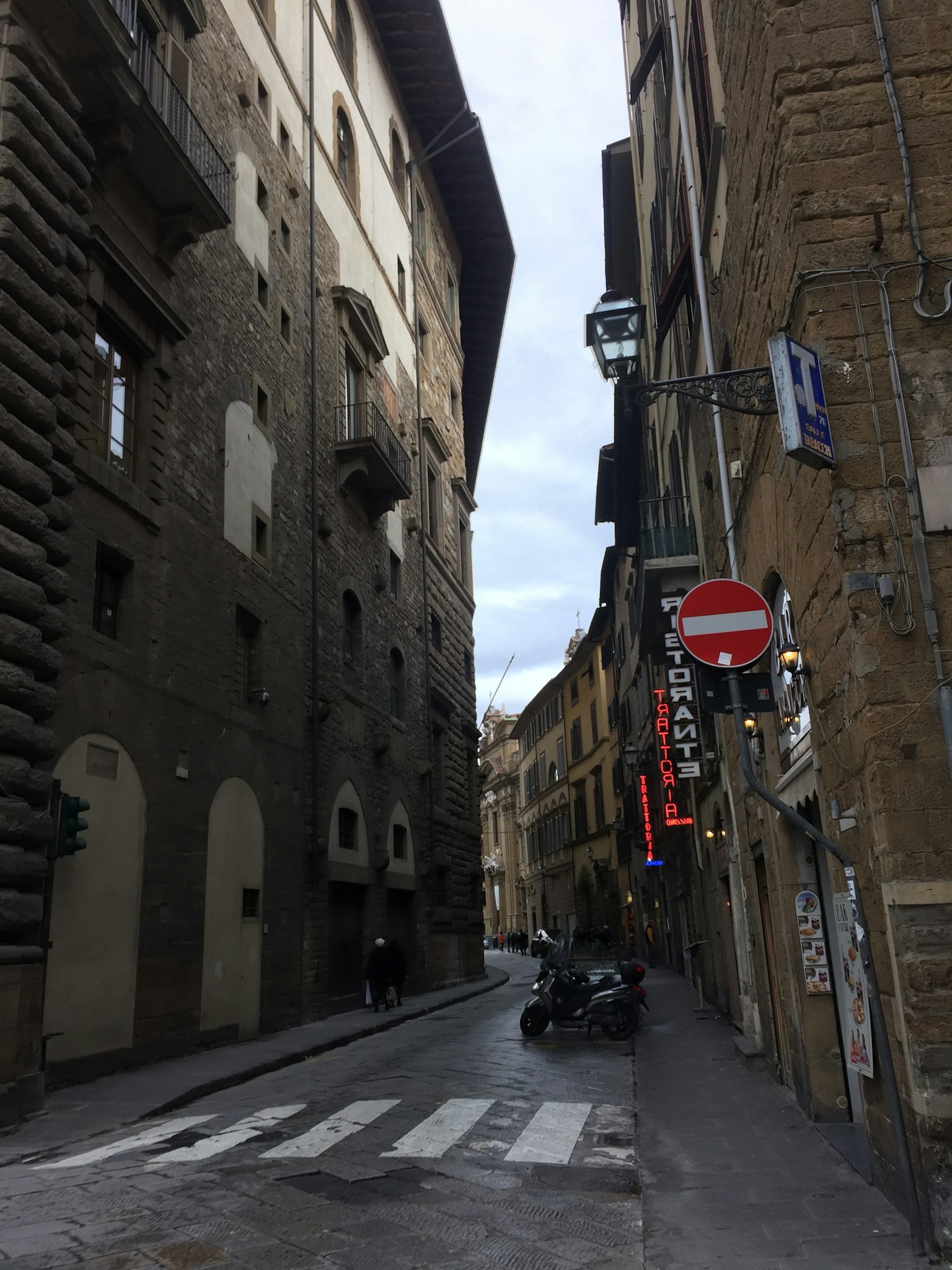佛羅倫斯的狹窄街道，古老建築和交通標誌