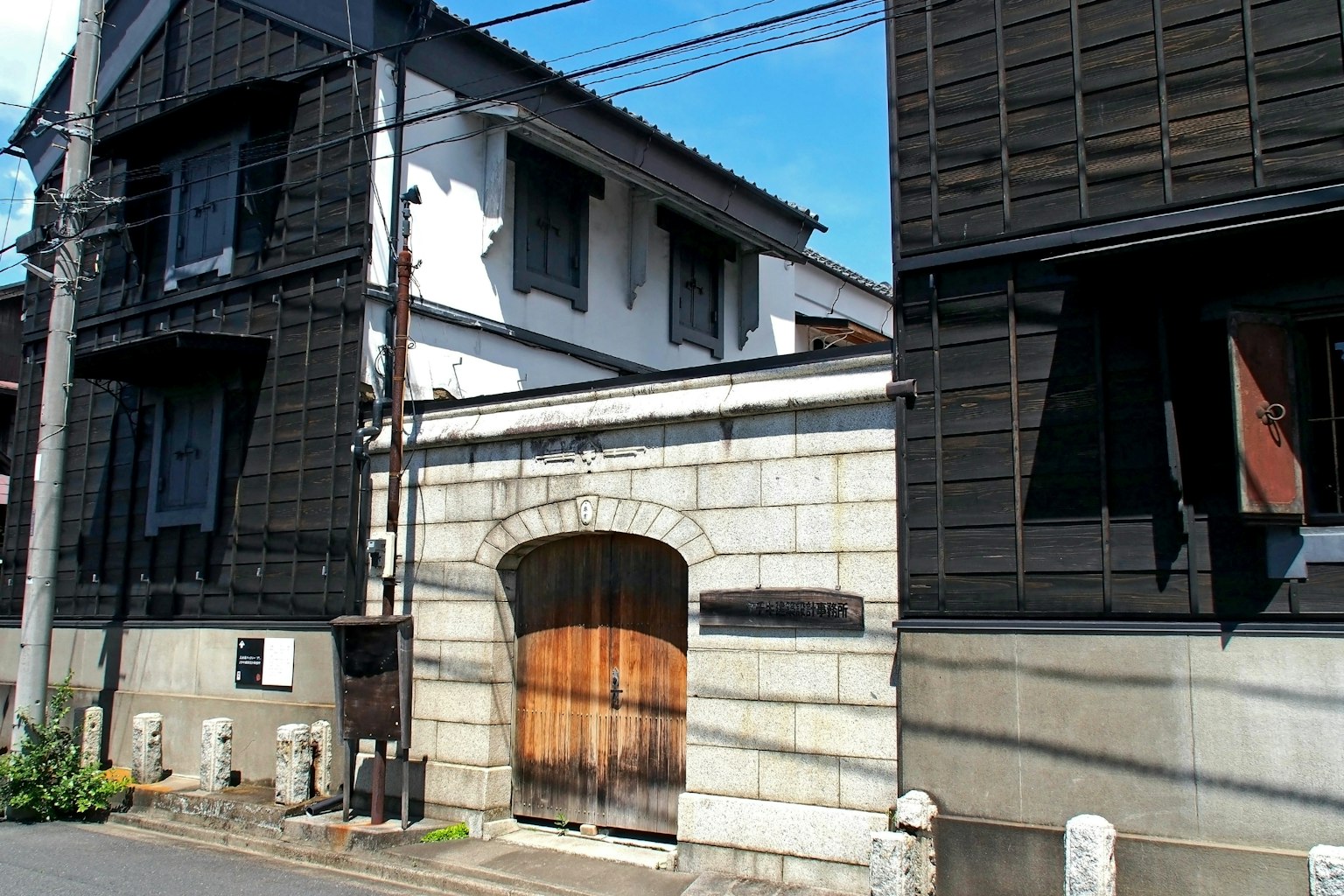 傳統日本房屋，黑色外牆和石門