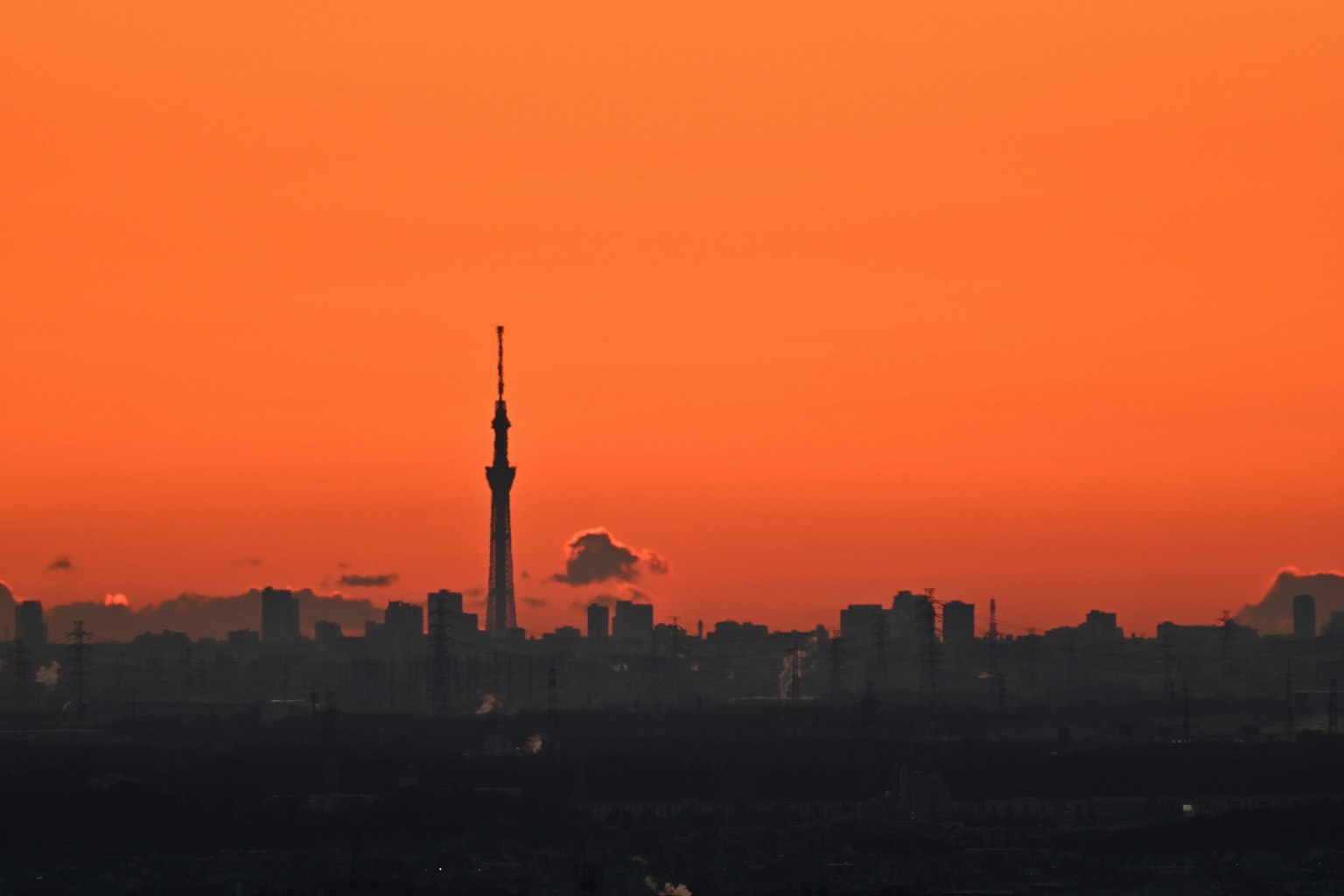 Silhouette del Tokyo Skytree contro un cielo arancione al tramonto
