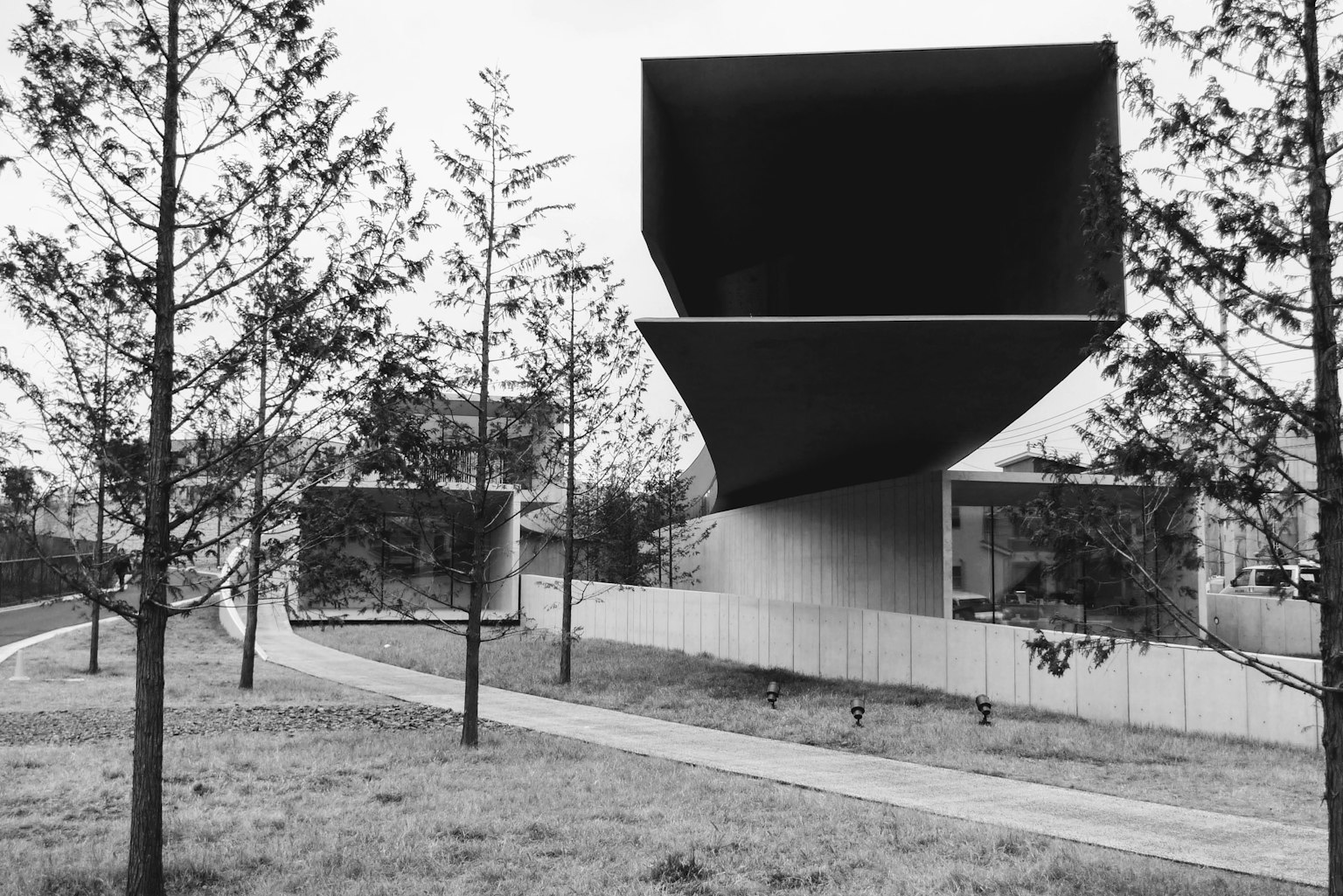 Edificio moderno con formas únicas y árboles circundantes