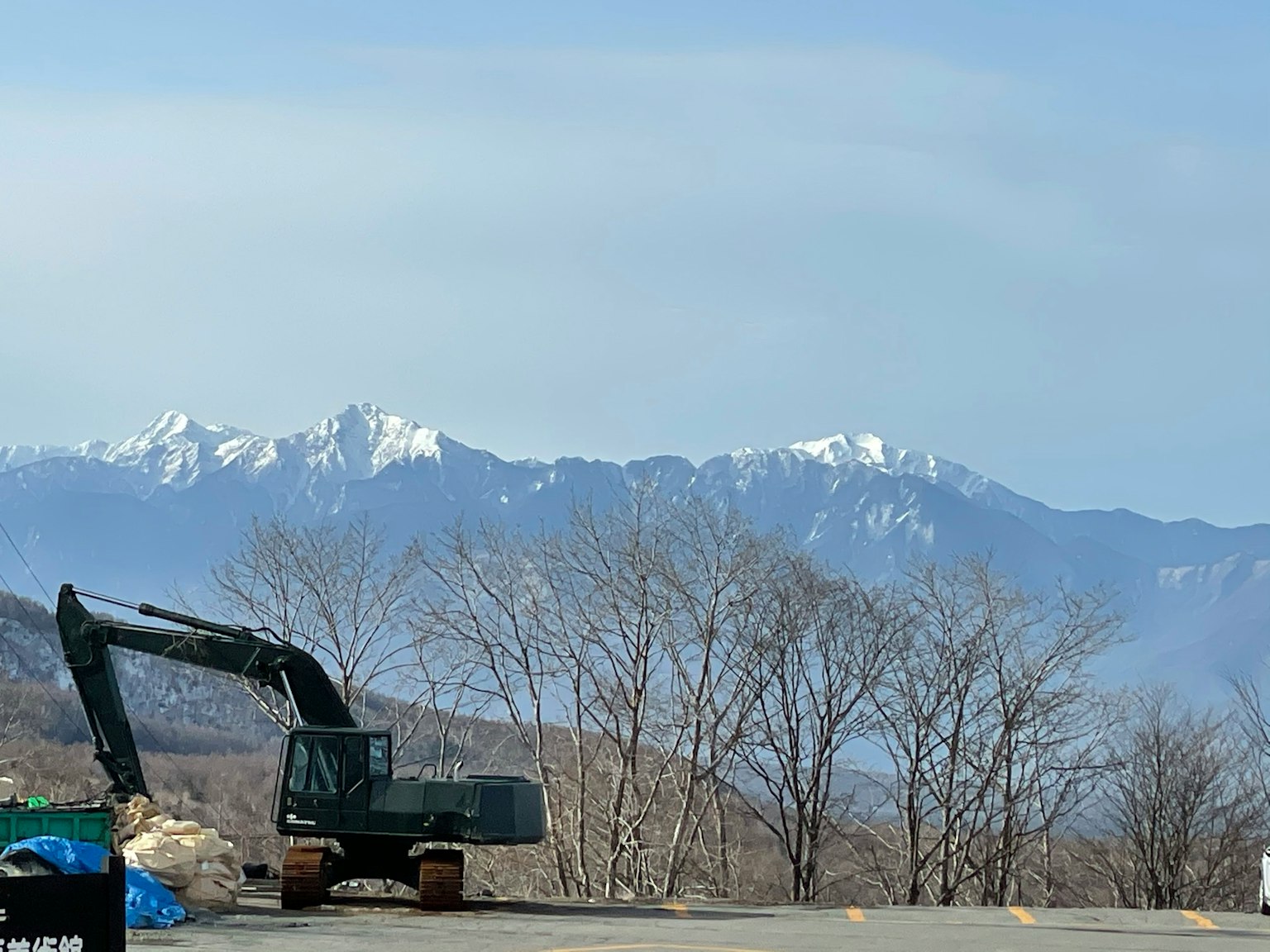 雪山和树木前的重型机械