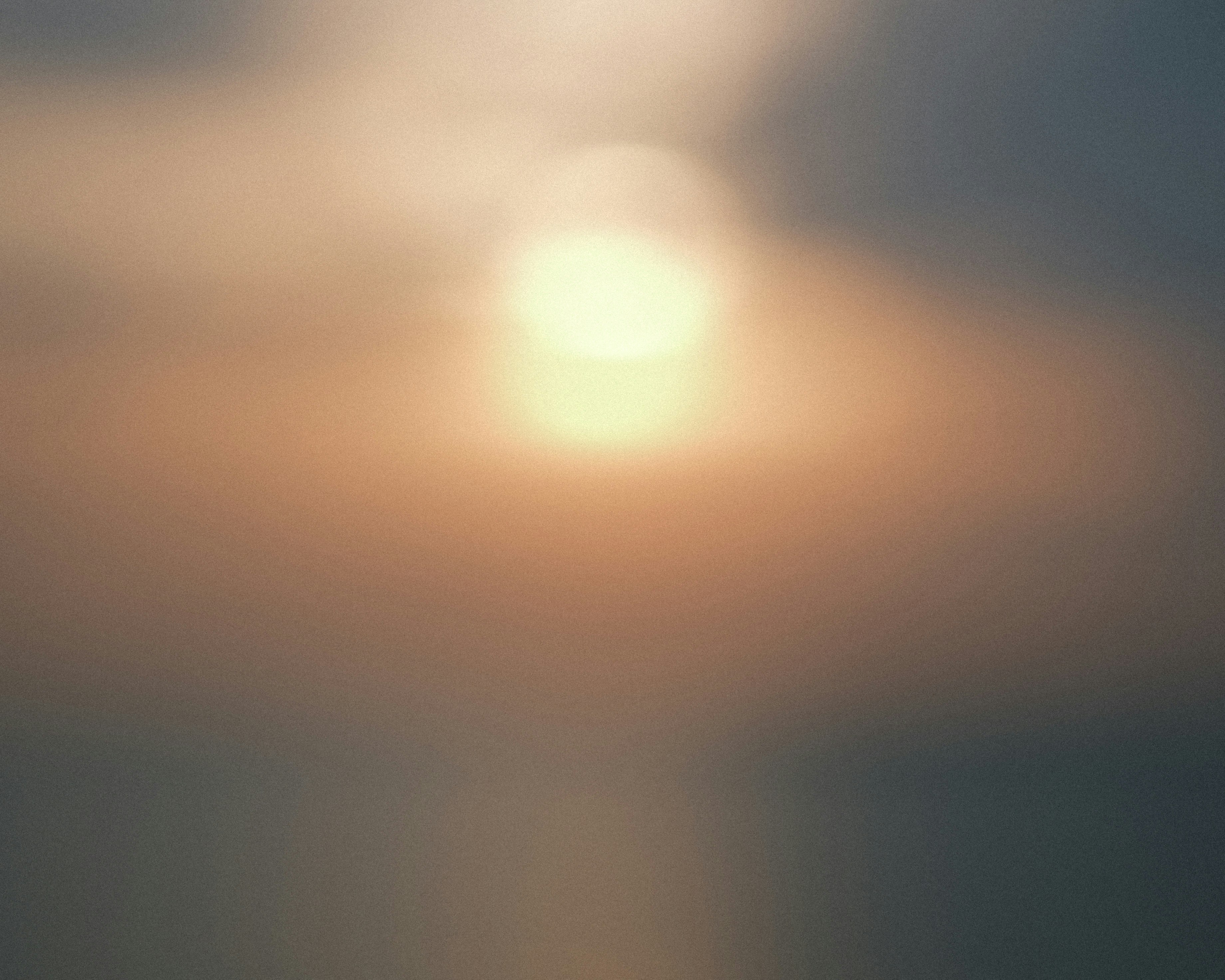 柔らかな光がにじむ抽象的な背景