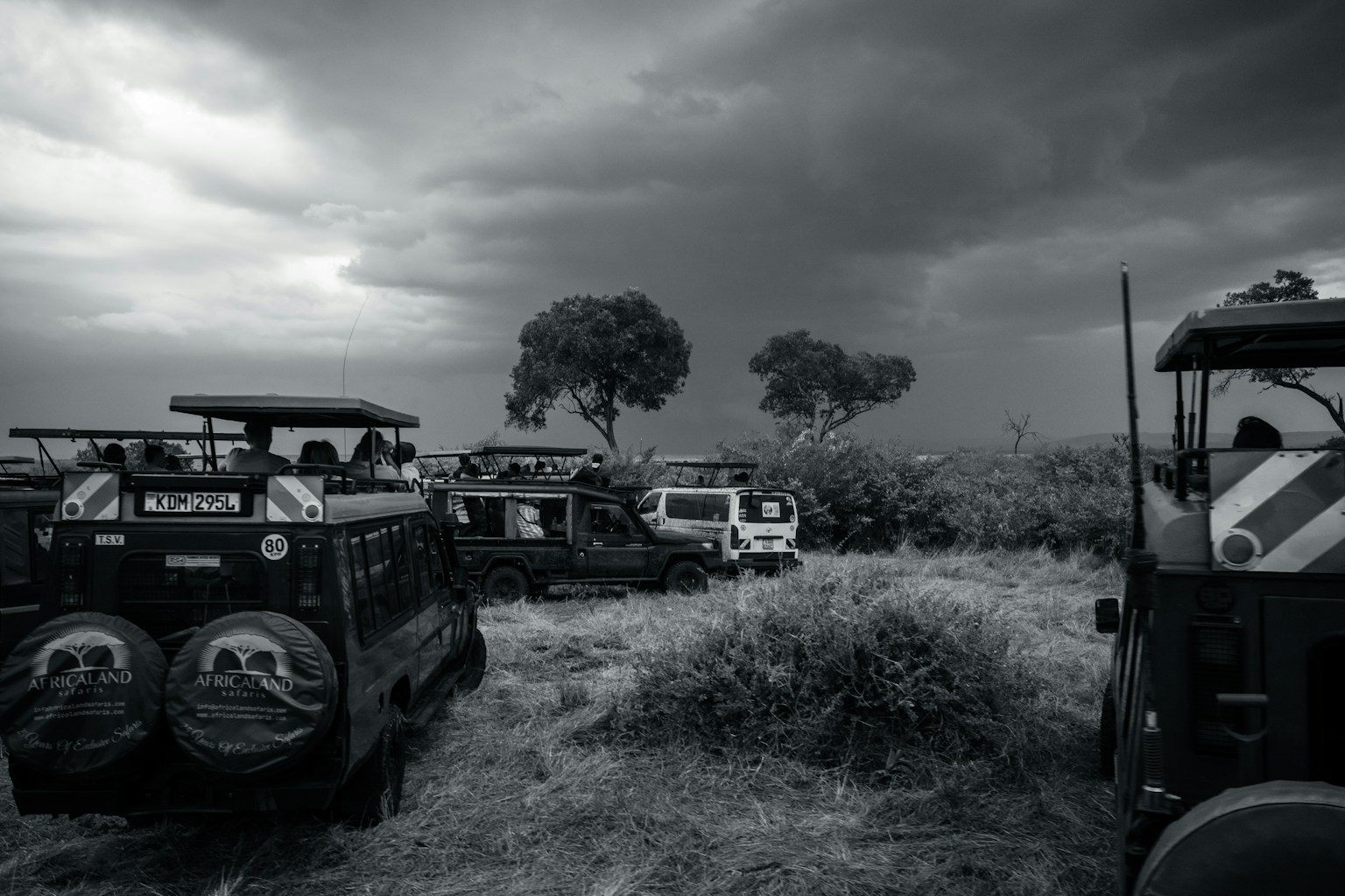 Latar belakang abu-abu gelap dengan desain sederhana