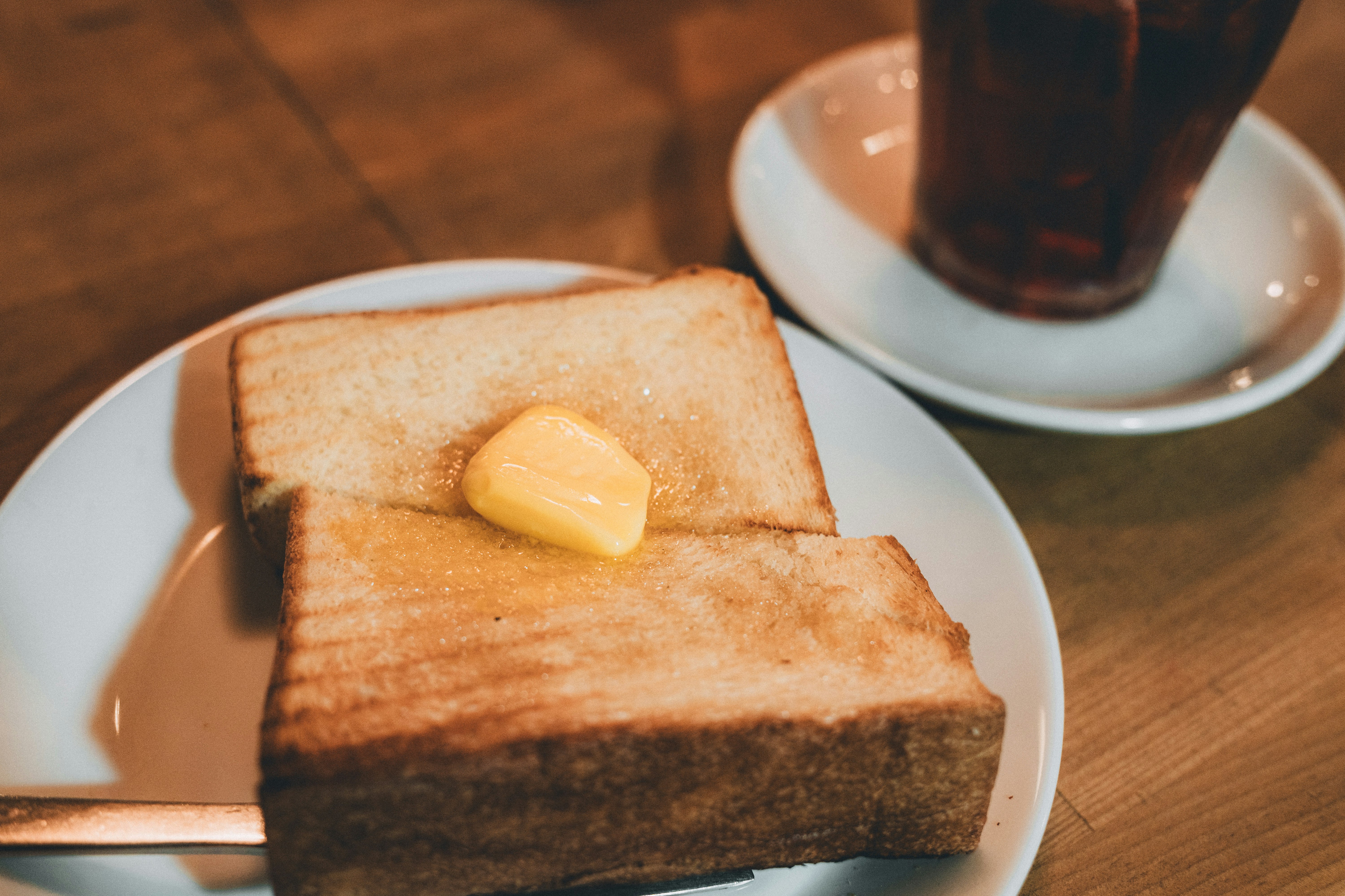 バターをのせたトーストとコーヒーの朝食