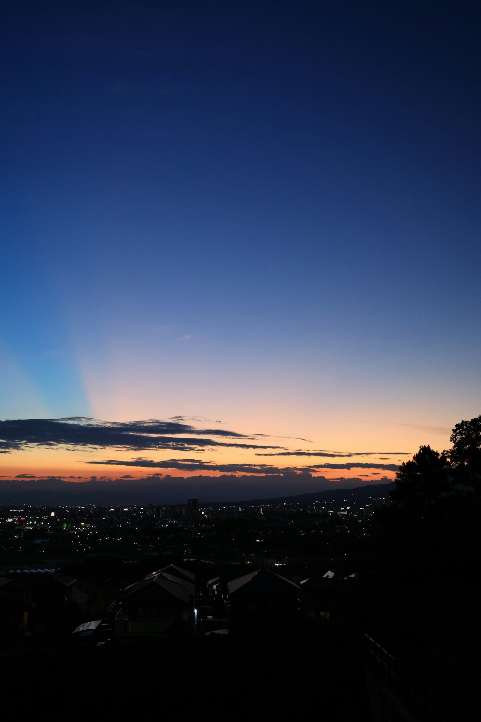 Ciel de coucher de soleil magnifique sur un paysage urbain