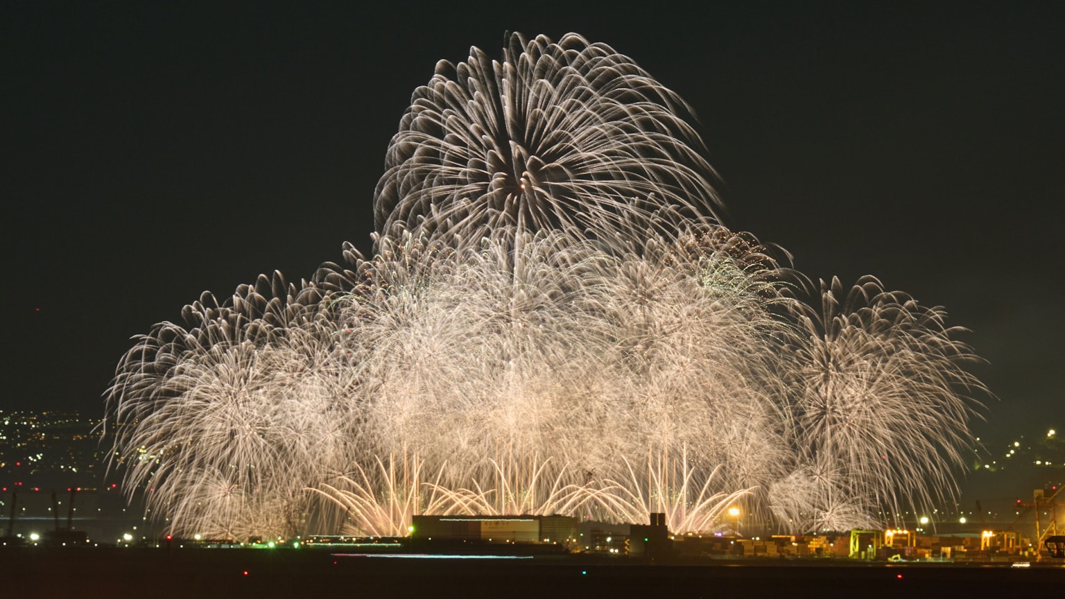 Un bellissimo spettacolo di fuochi d'artificio nel cielo notturno con scintille bianche luminose