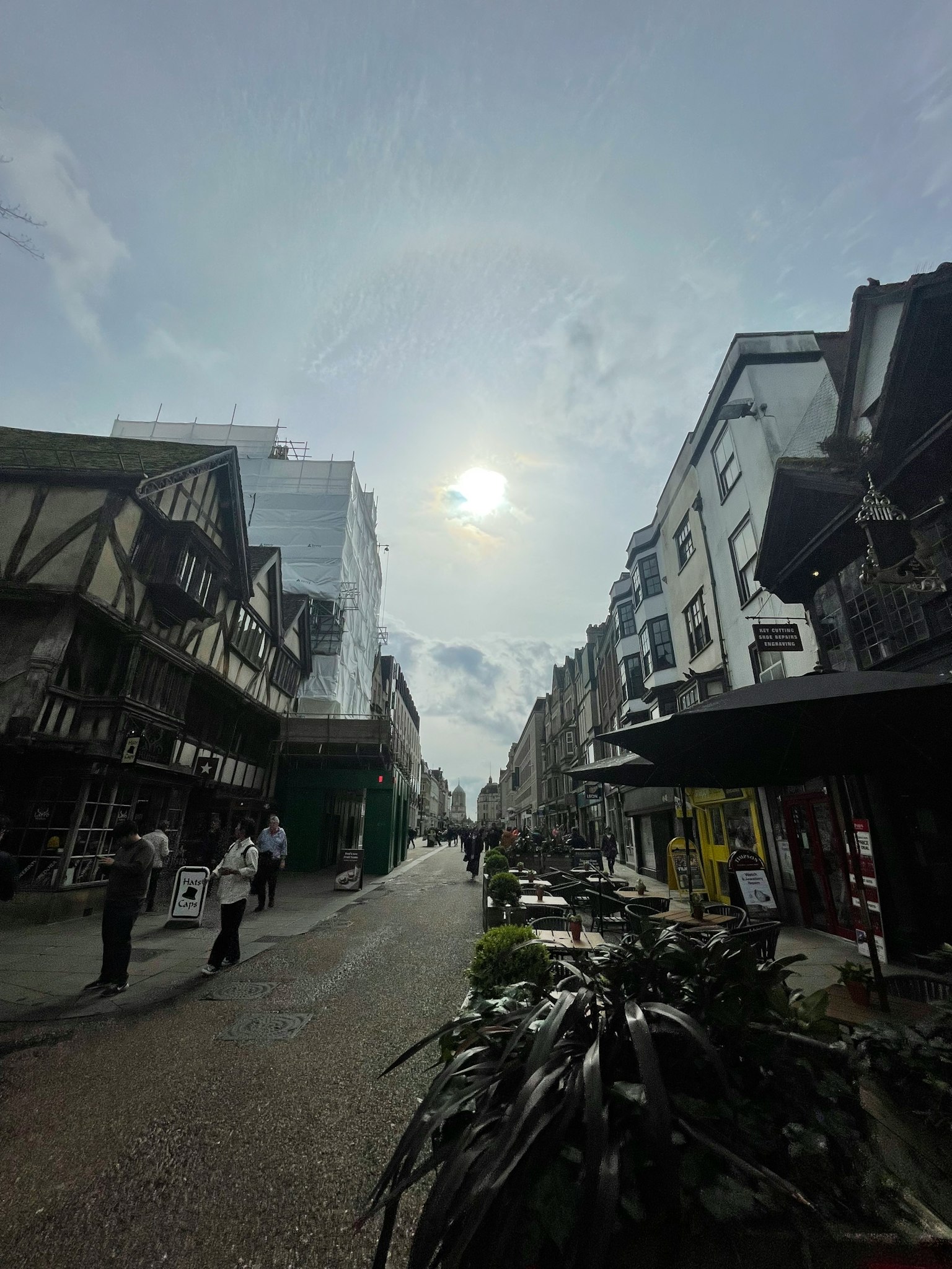 ฉากถนนที่มีผู้คนเดินในวันที่มีแดด