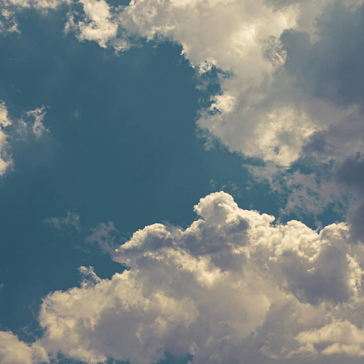 Schöner Kontrast zwischen blauem Himmel und weißen Wolken