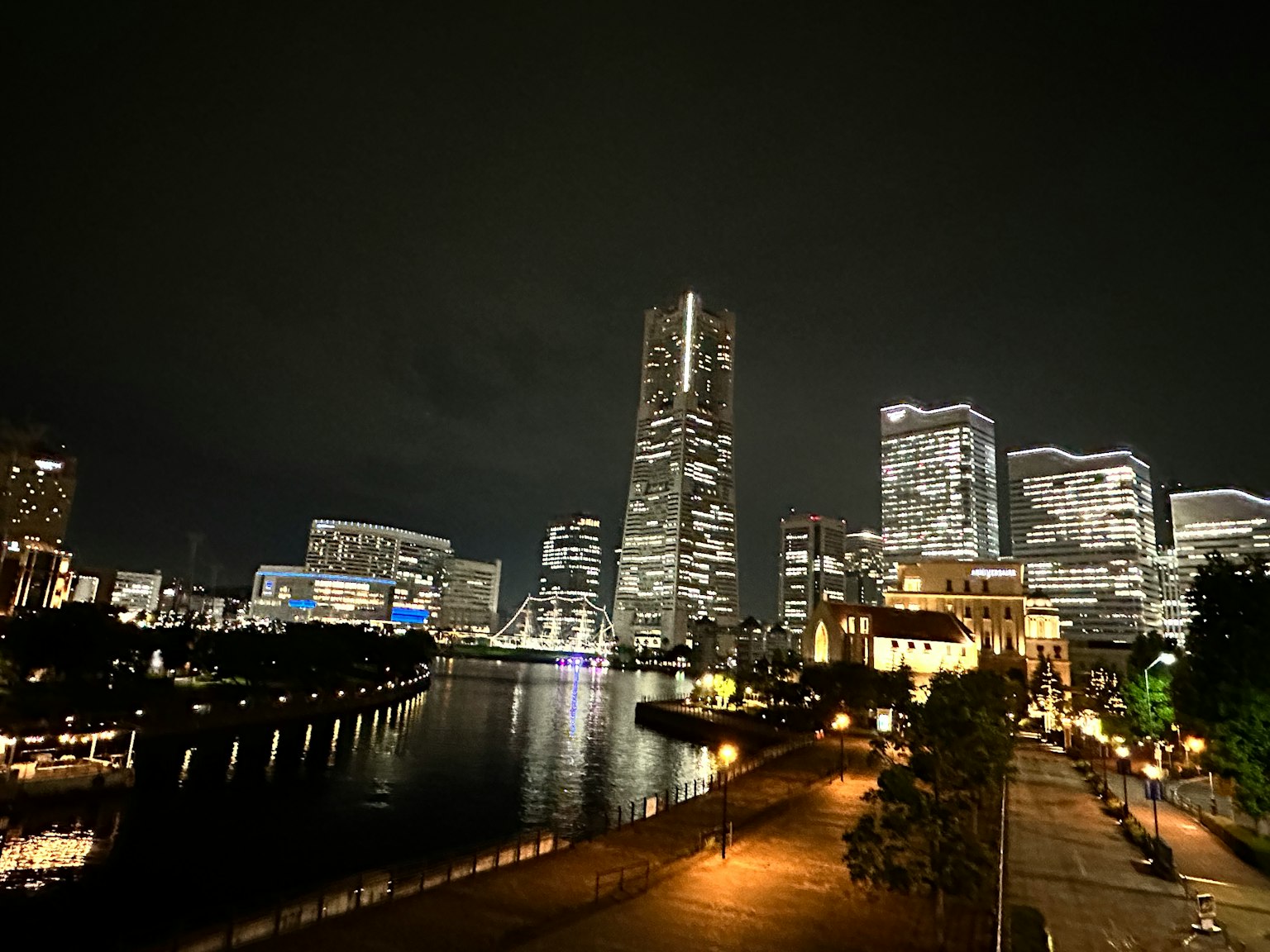 Nachtansicht der Skyline von Yokohama und des Flusses