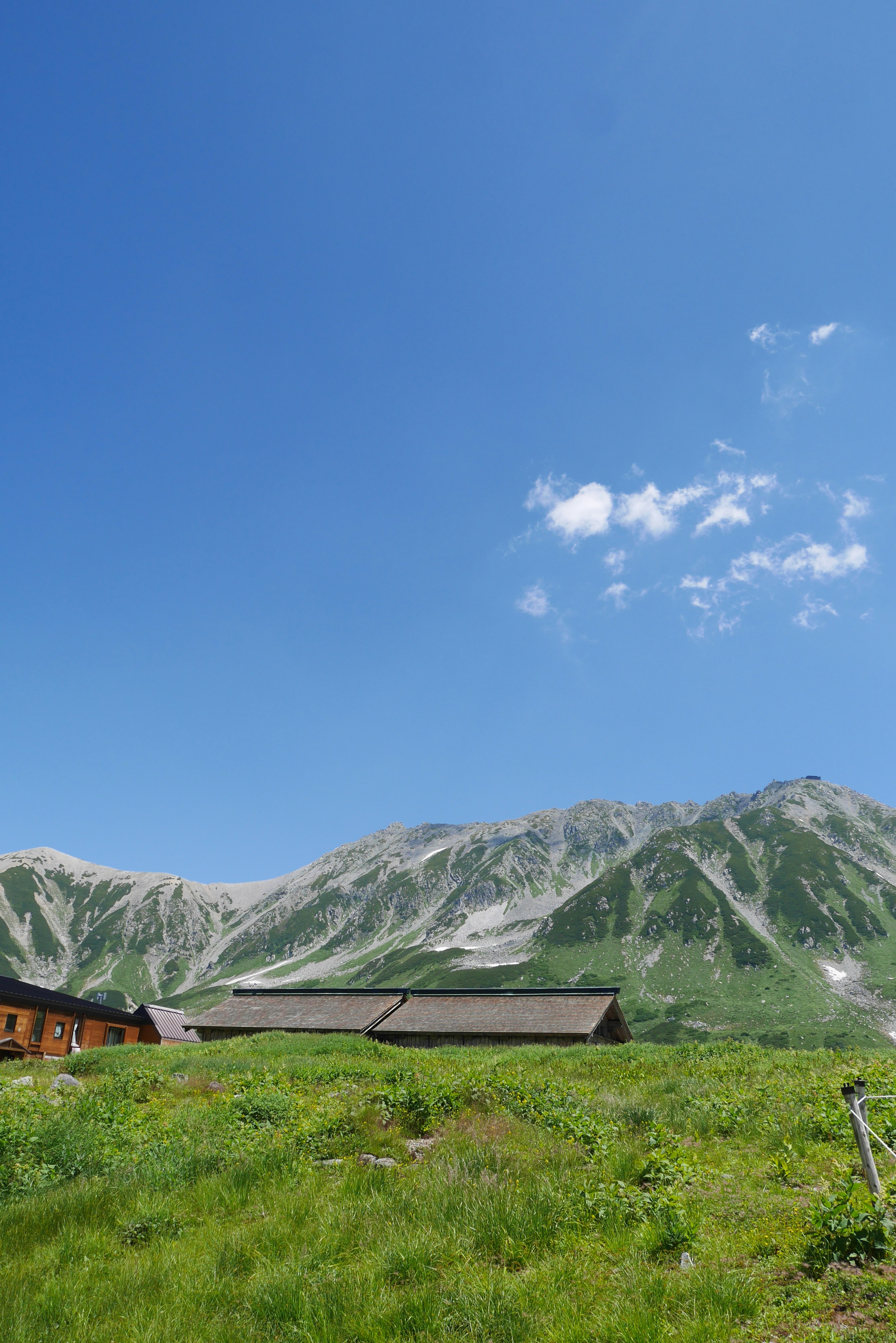 草原と山並みを見下ろす牧歌的な風景