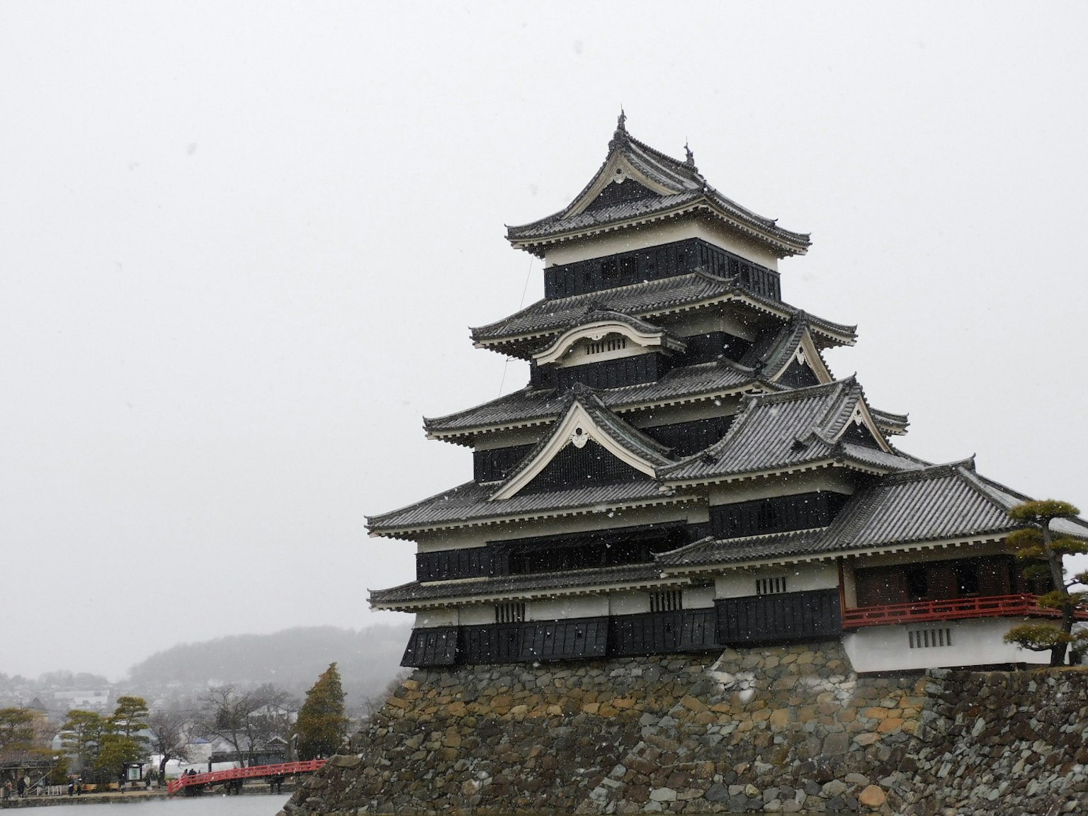 L'extérieur magnifique du château de Matsumoto sous la neige
