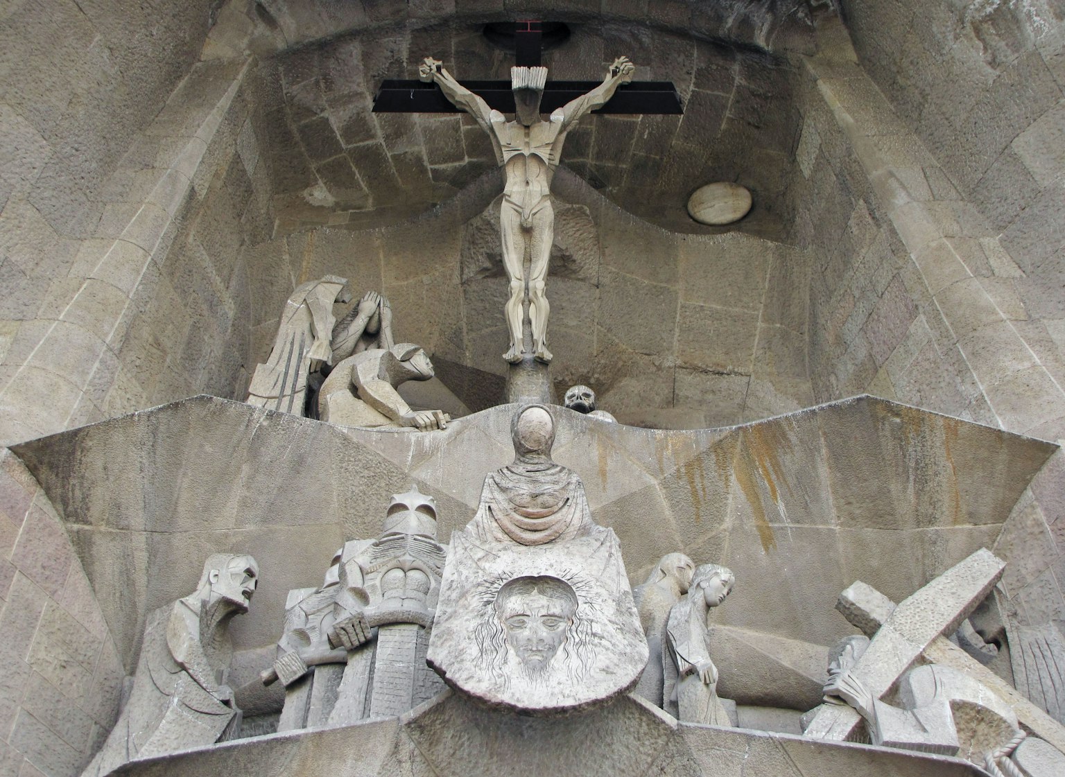Sculpture de Jésus-Christ sur la croix dans une façade d'église