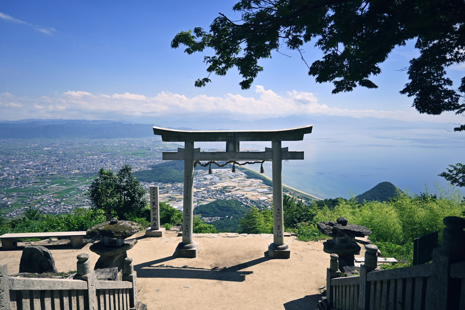 Torii-Tor mit Blick auf eine malerische Aussicht auf Berge und einen See