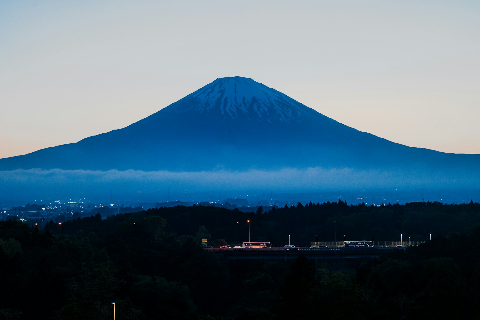 Siluet Gunung Fuji melawan langit senja
