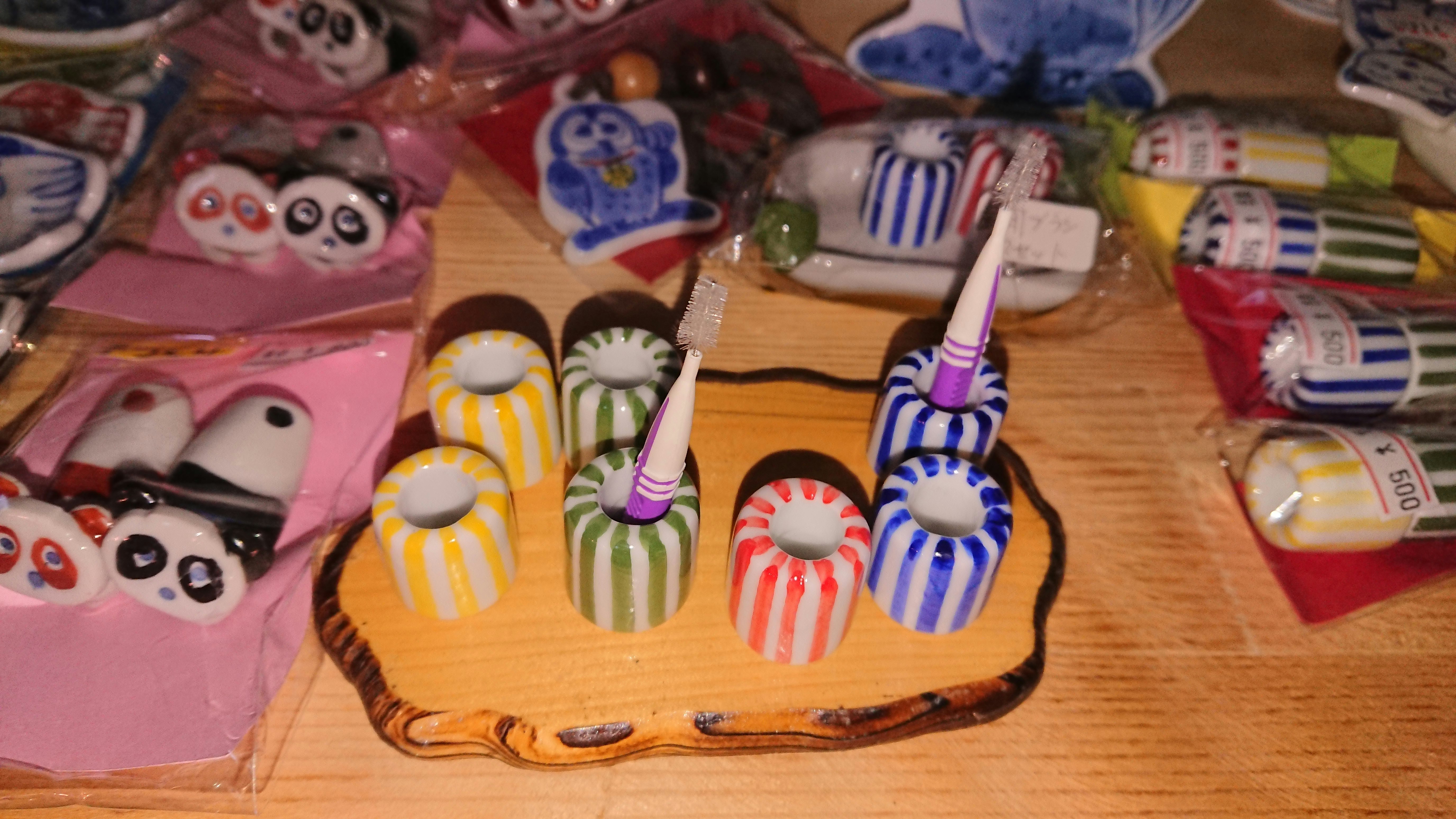 Muñecas artesanales coloridas dispuestas en una bandeja de madera