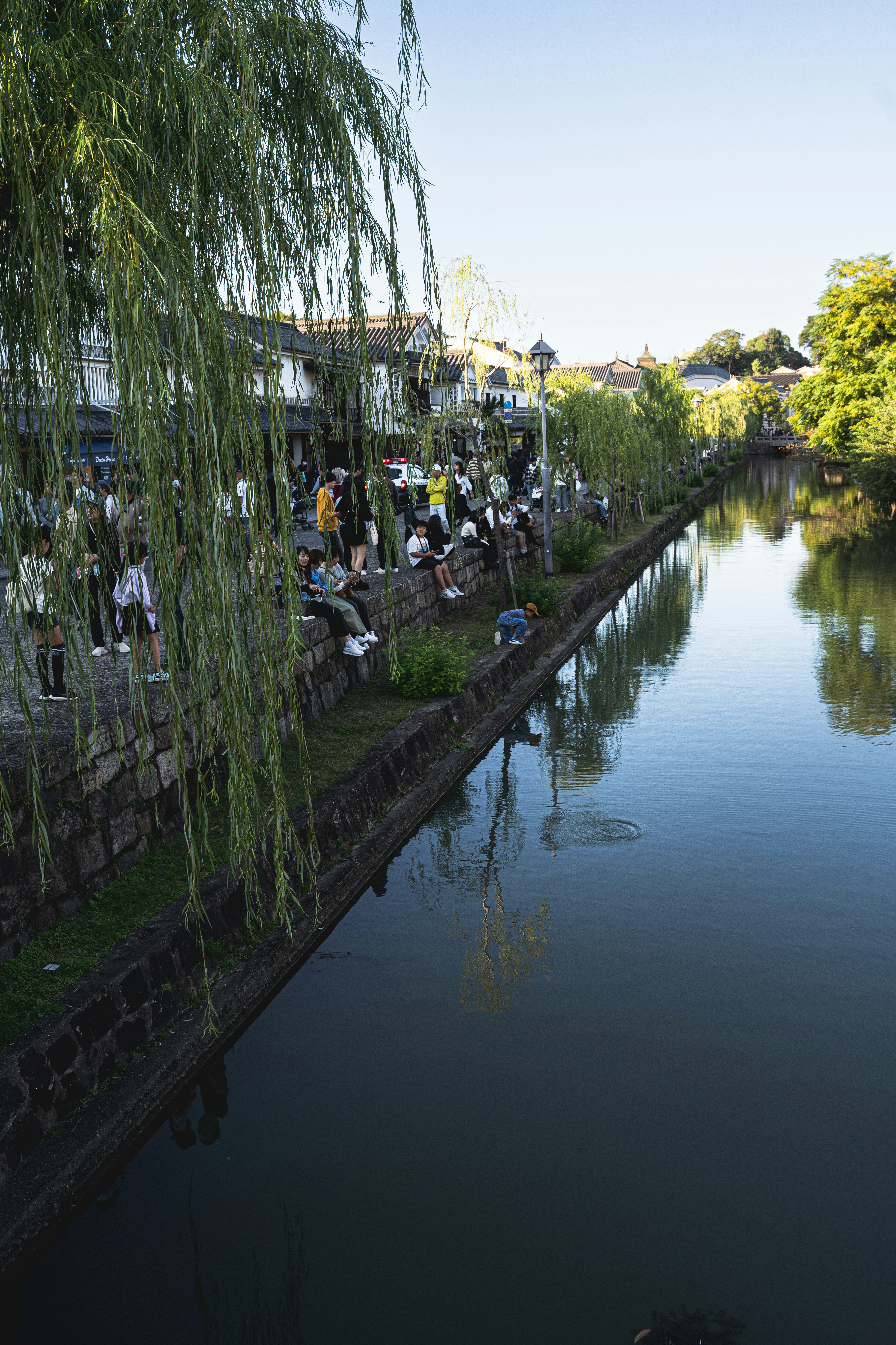 Kanal Kurashiki dengan deretan pohon willow dan pejalan kaki