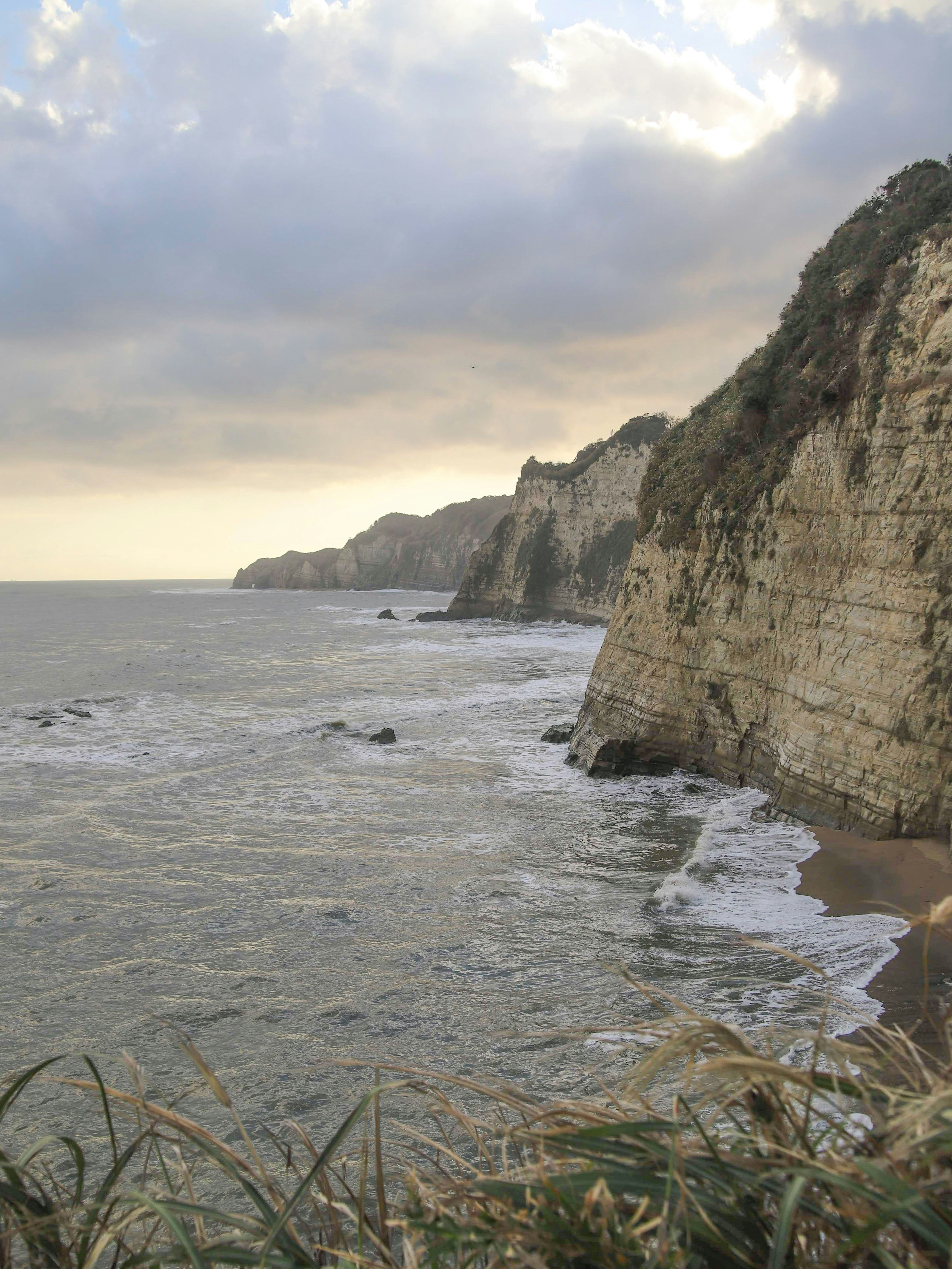 断崖と荒れる海が続く海岸の風景
