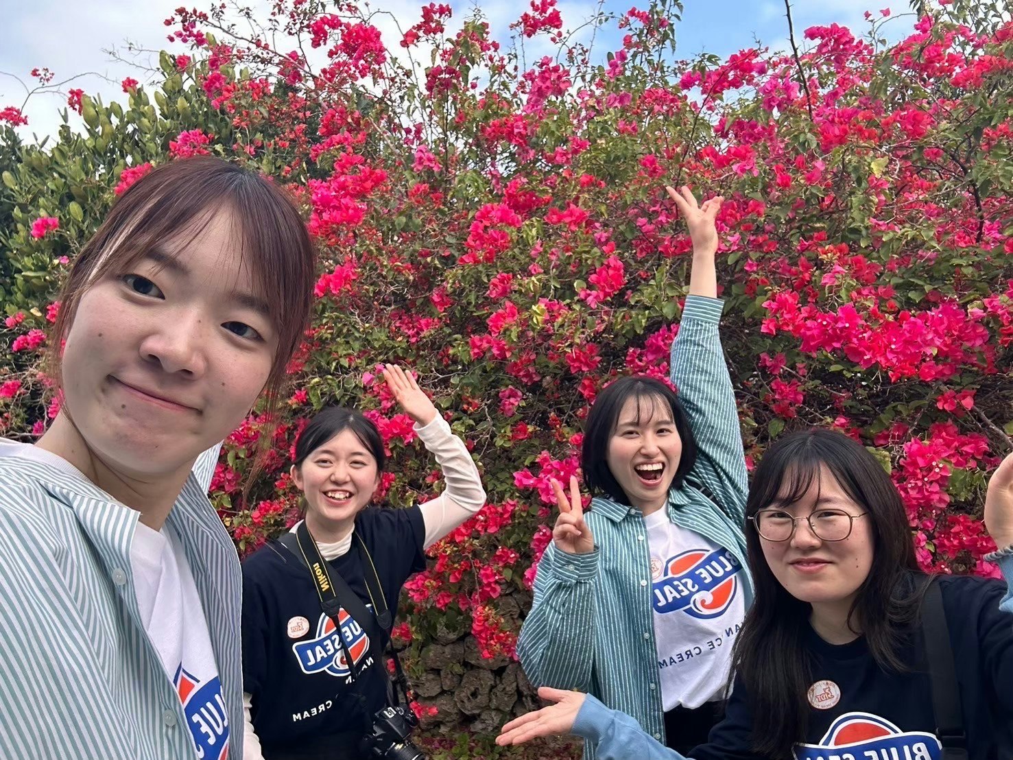 色鮮やかな花の前でポーズする若者たち
