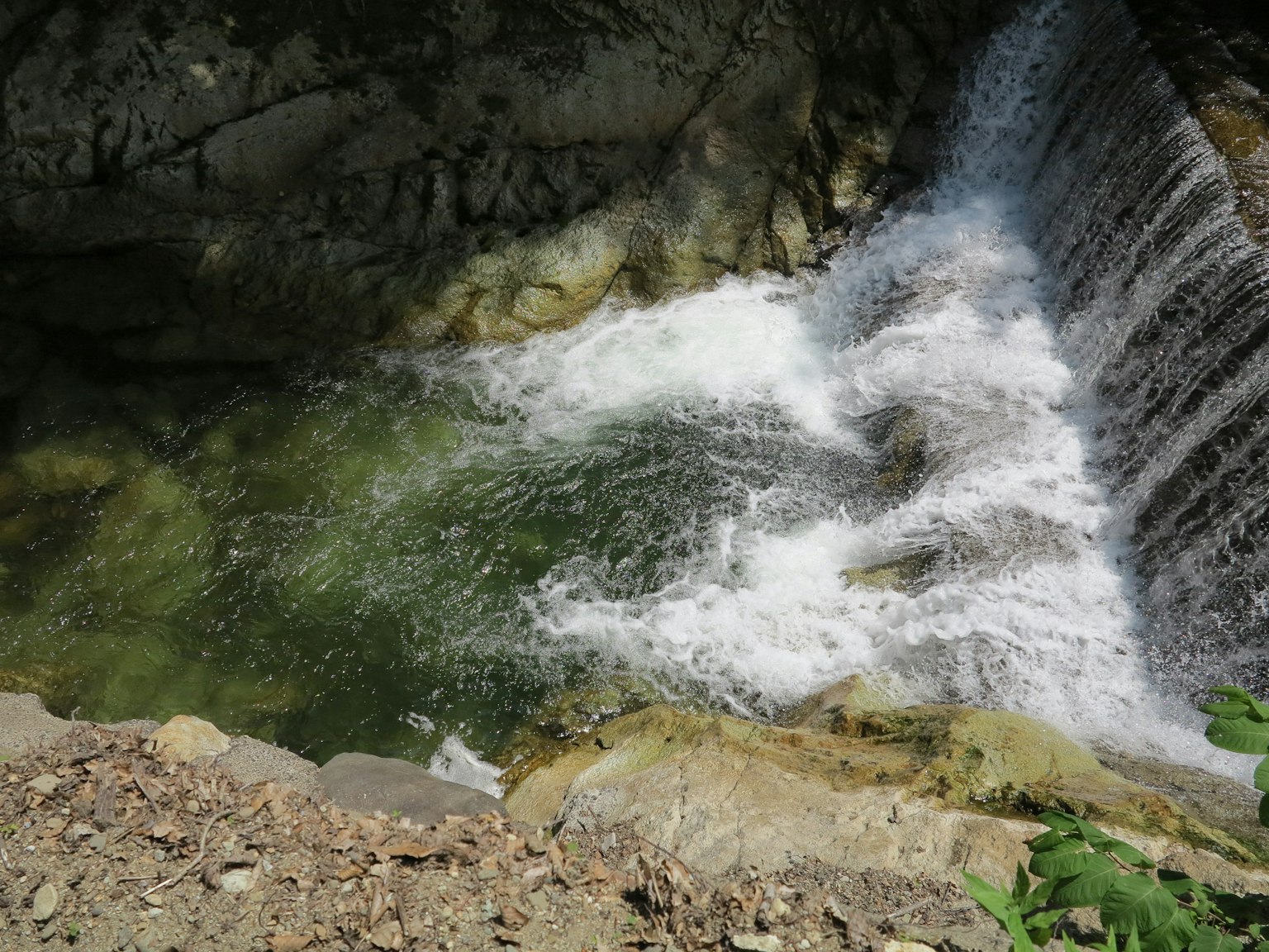 Arroyo claro y rocas cerca de una cascada
