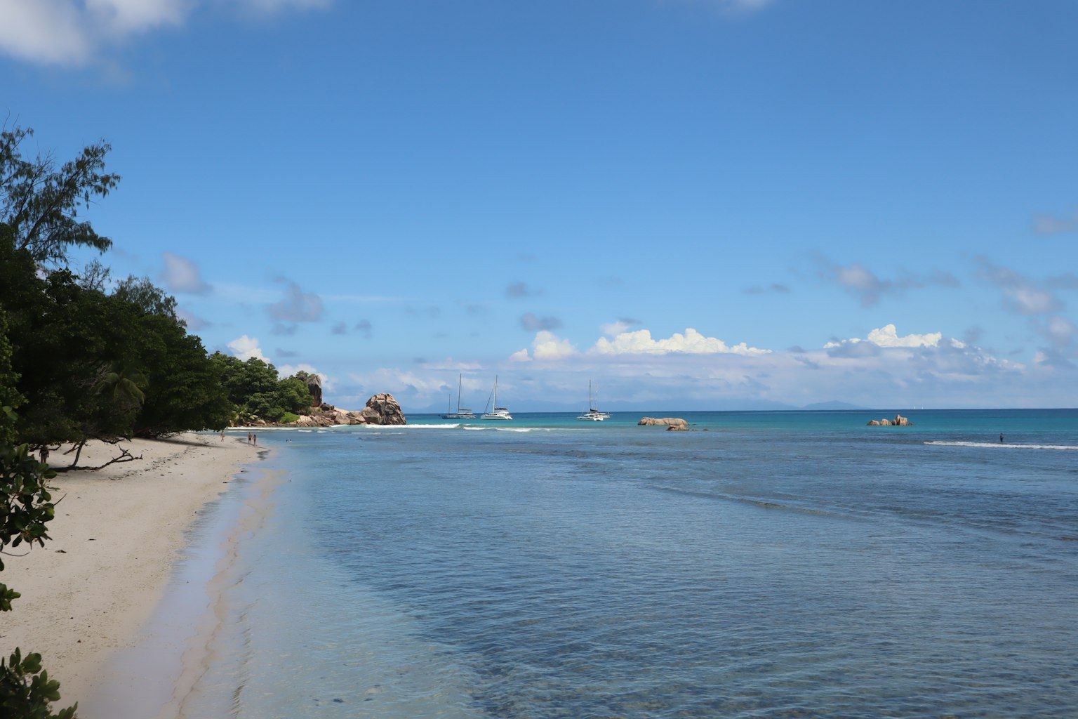 Pemandangan pantai yang indah dengan langit biru dan air laut yang tenang