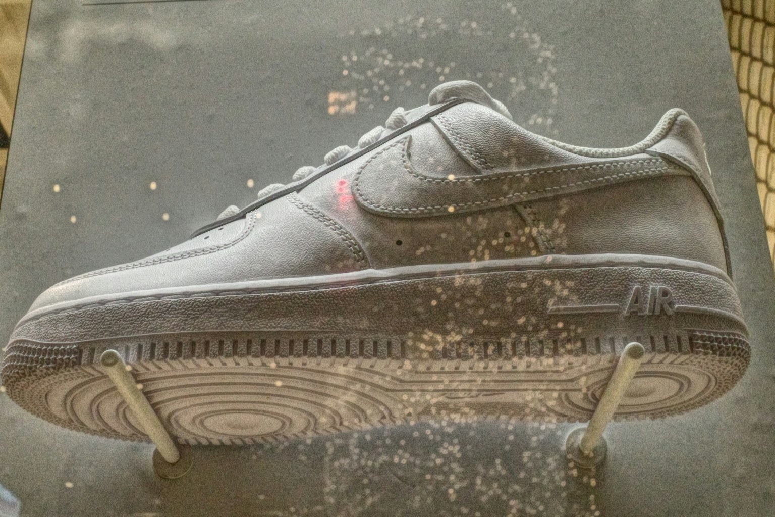 黒いナイキのスニーカーが横から見える画像 スニーカーの底面が強調されている