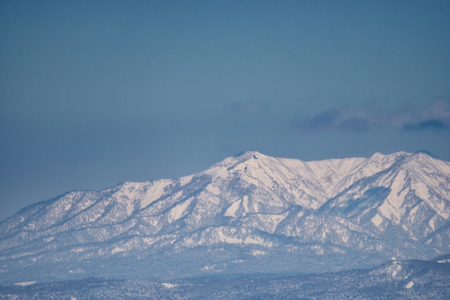 Montagne innevate sotto un cielo blu