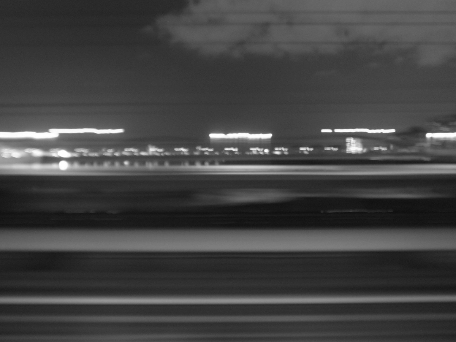 模糊的夜景與燈光和運動